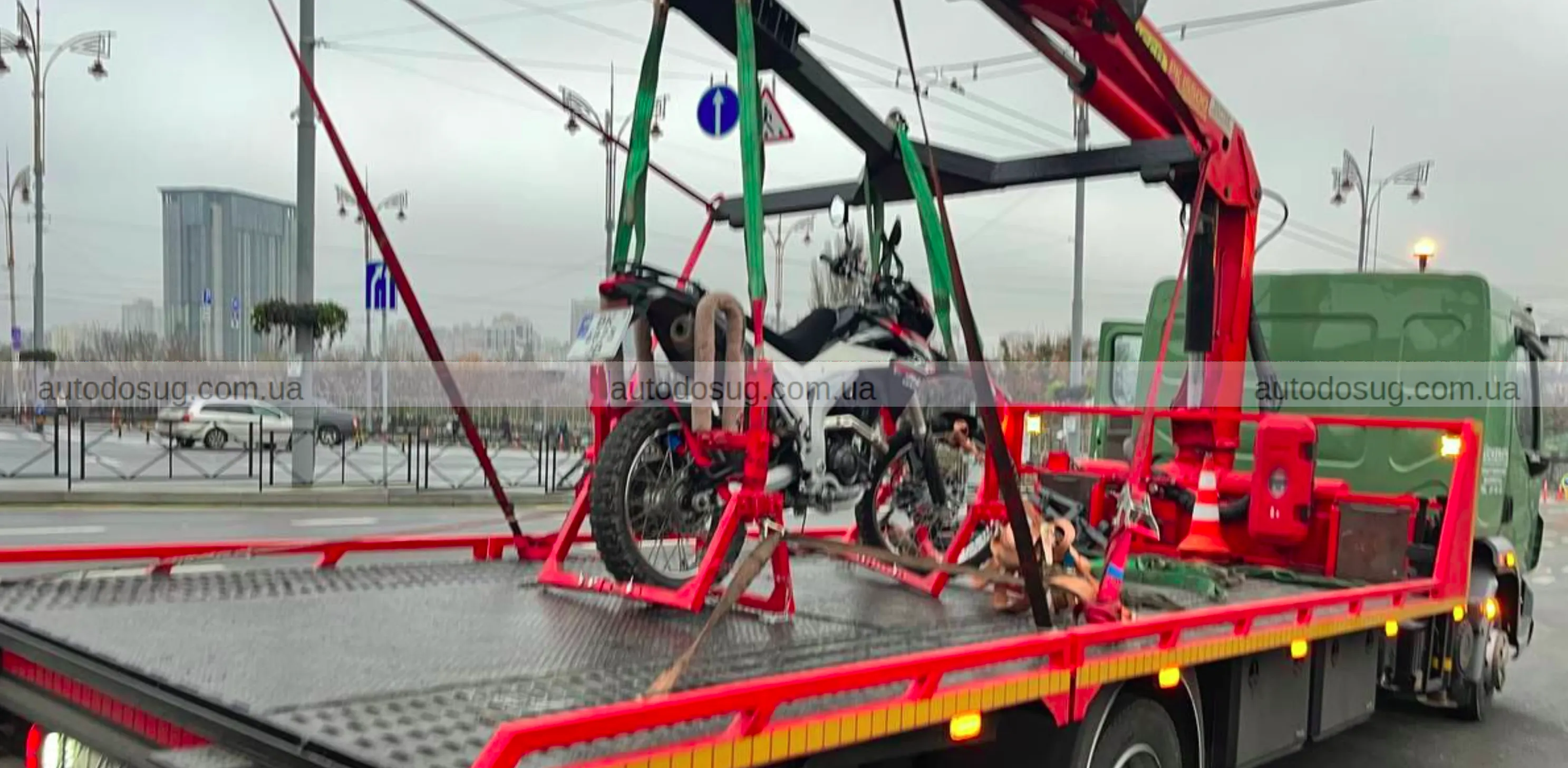 У Києві евакуювали байк, який був припаркований на зупинці