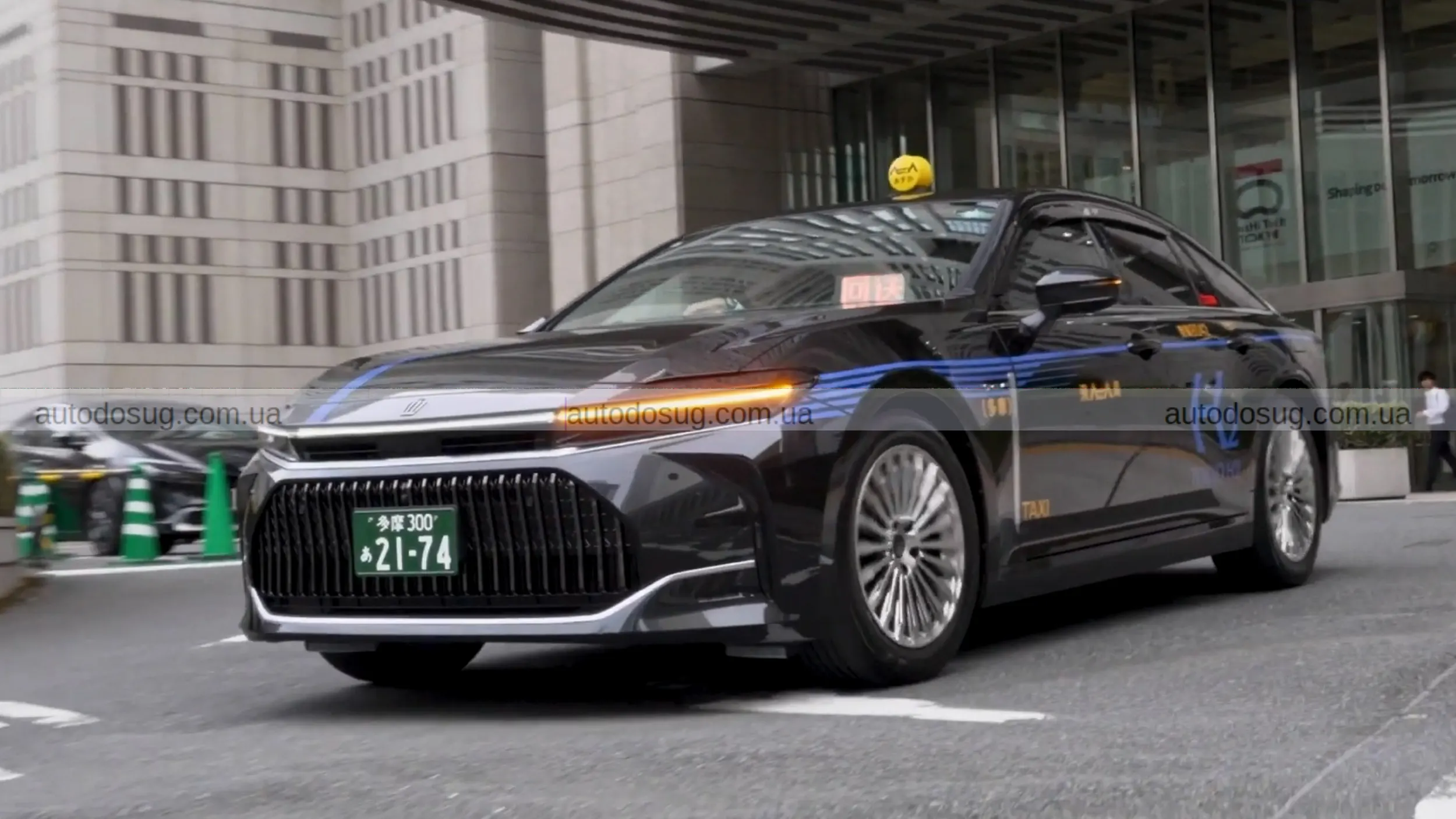 Воднева Toyota Crown виходить на вулиці