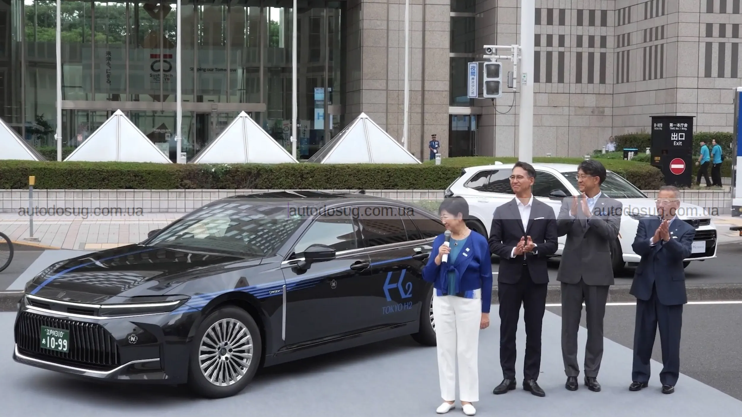 Воднева Toyota Crown виходить на вулиці