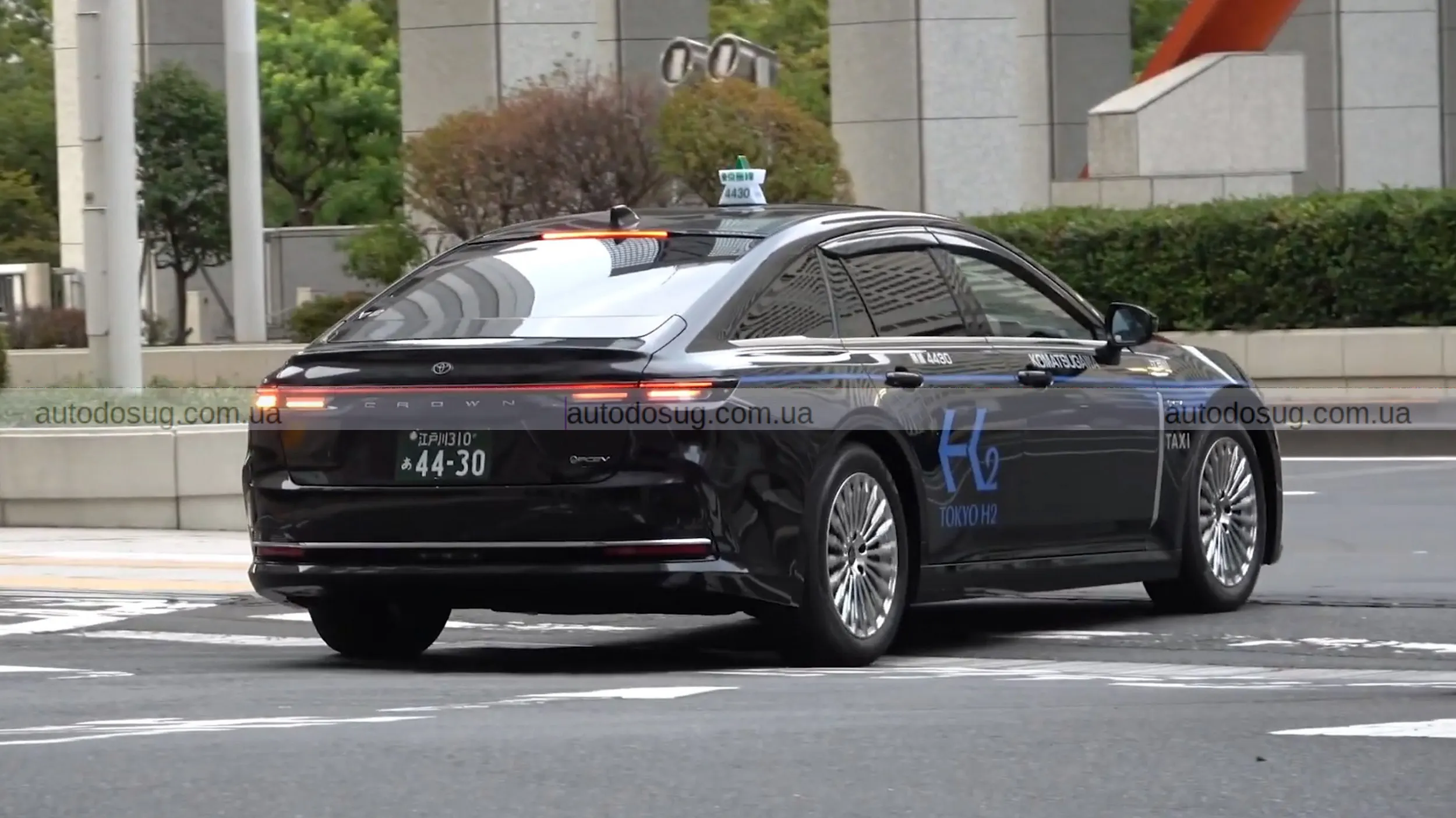 Воднева Toyota Crown виходить на вулиці