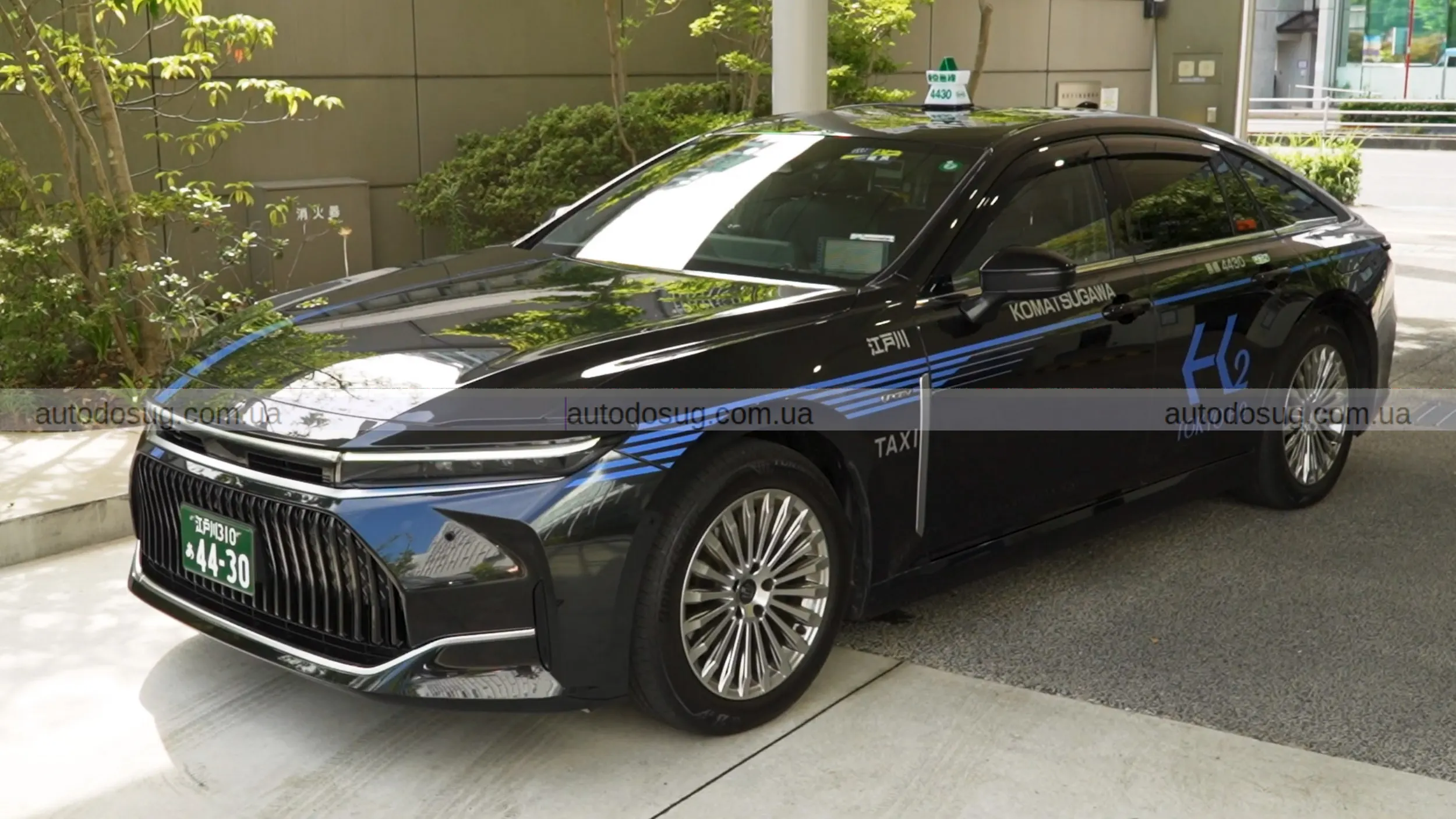 Воднева Toyota Crown виходить на вулиці