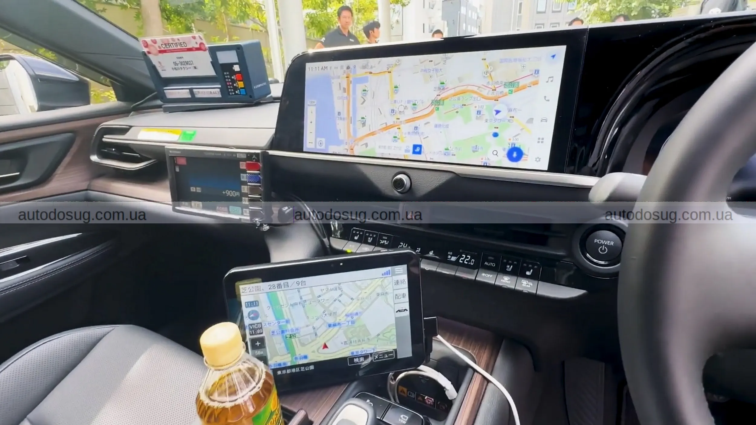 Воднева Toyota Crown виходить на вулиці