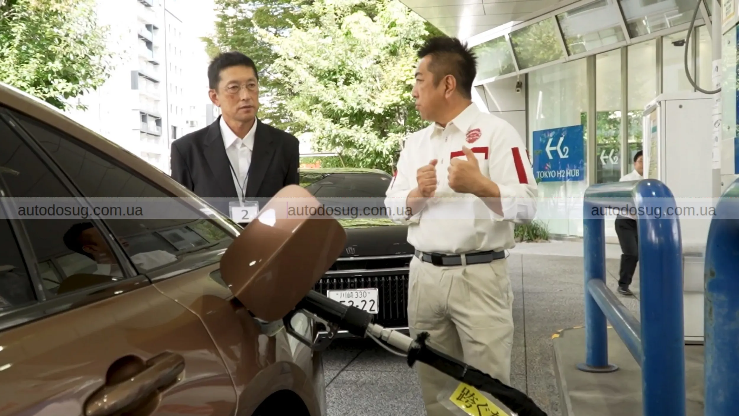 Воднева Toyota Crown виходить на вулиці