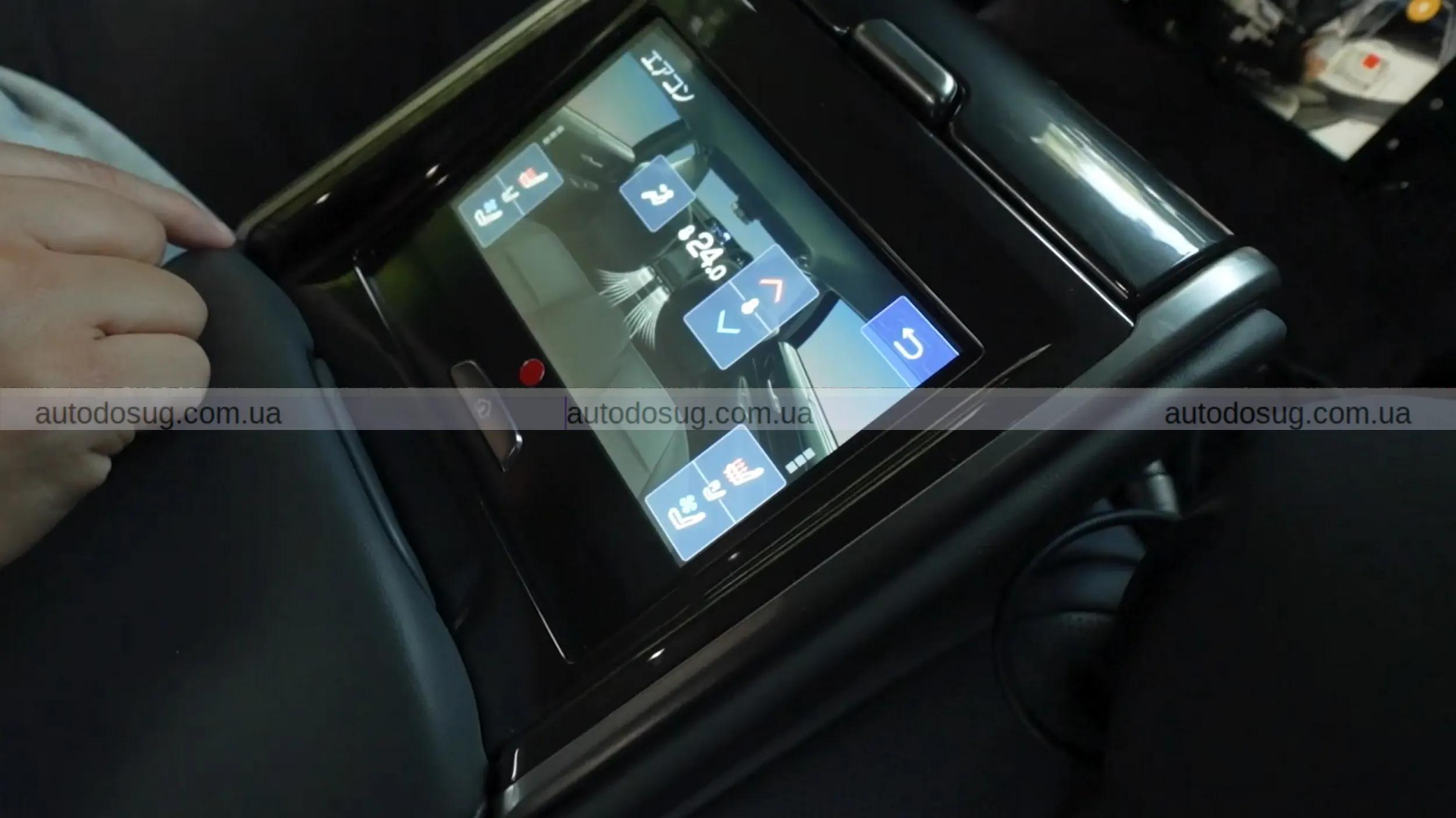 Воднева Toyota Crown виходить на вулиці