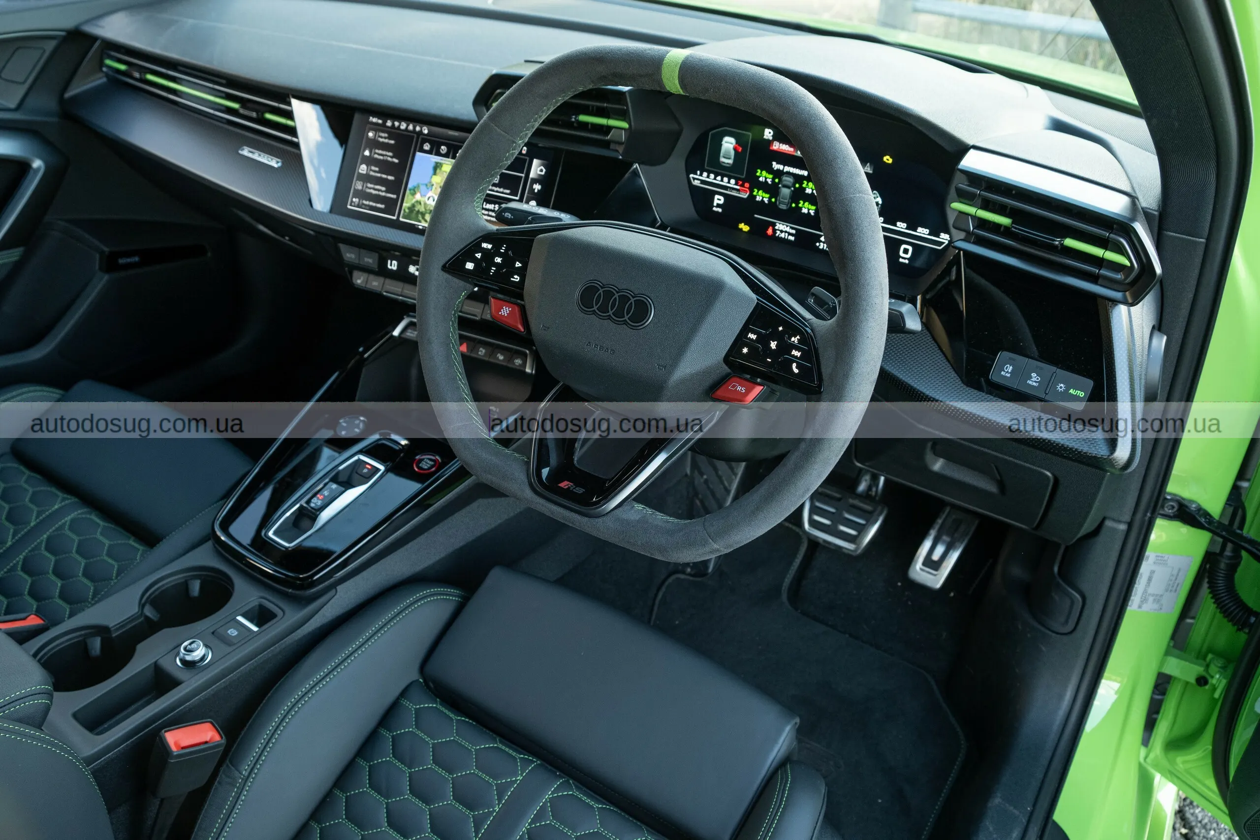 Audi RS3 Sedan 2026 виглядає як маленький монстр із великим духом