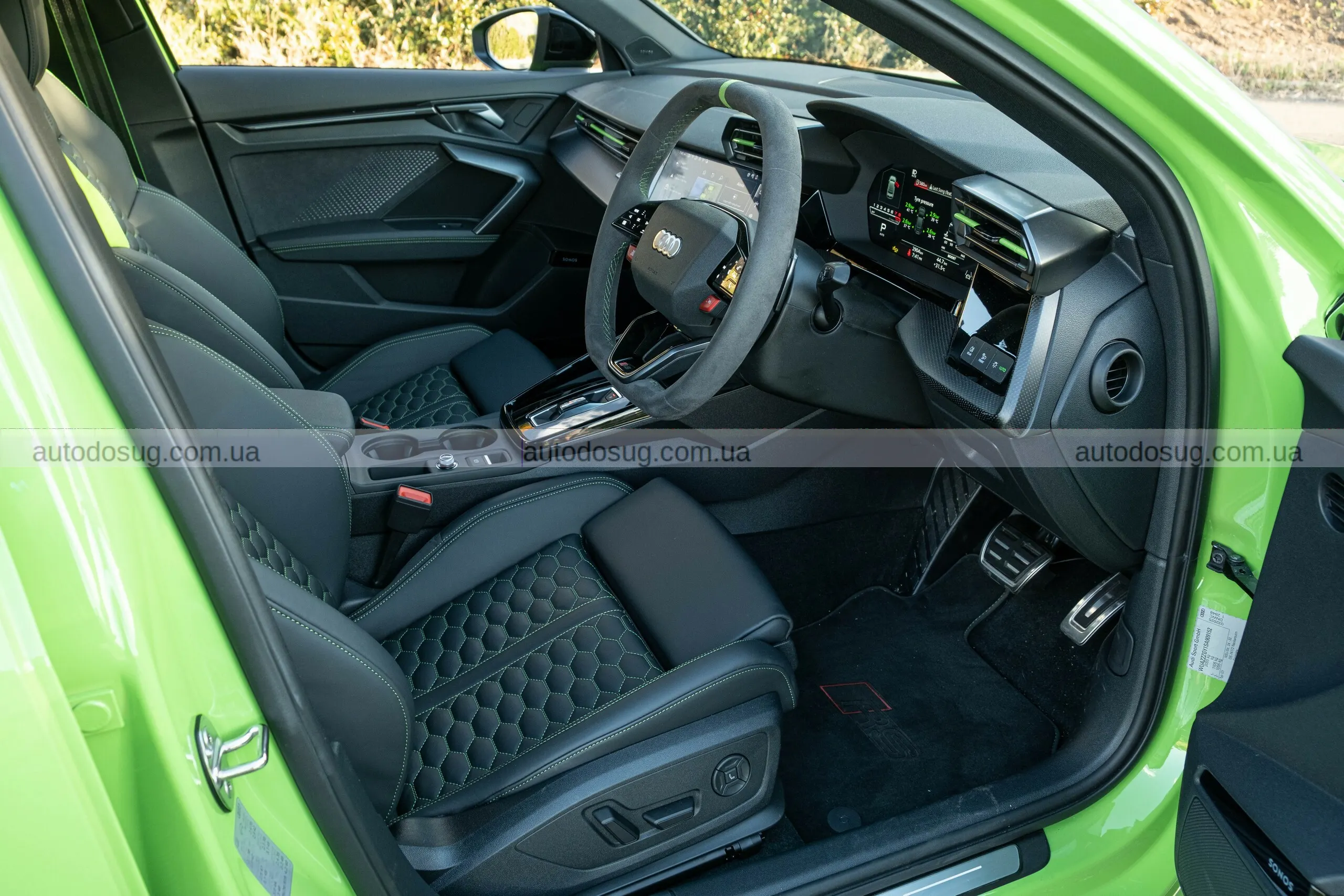 Audi RS3 Sedan 2026 виглядає як маленький монстр із великим духом