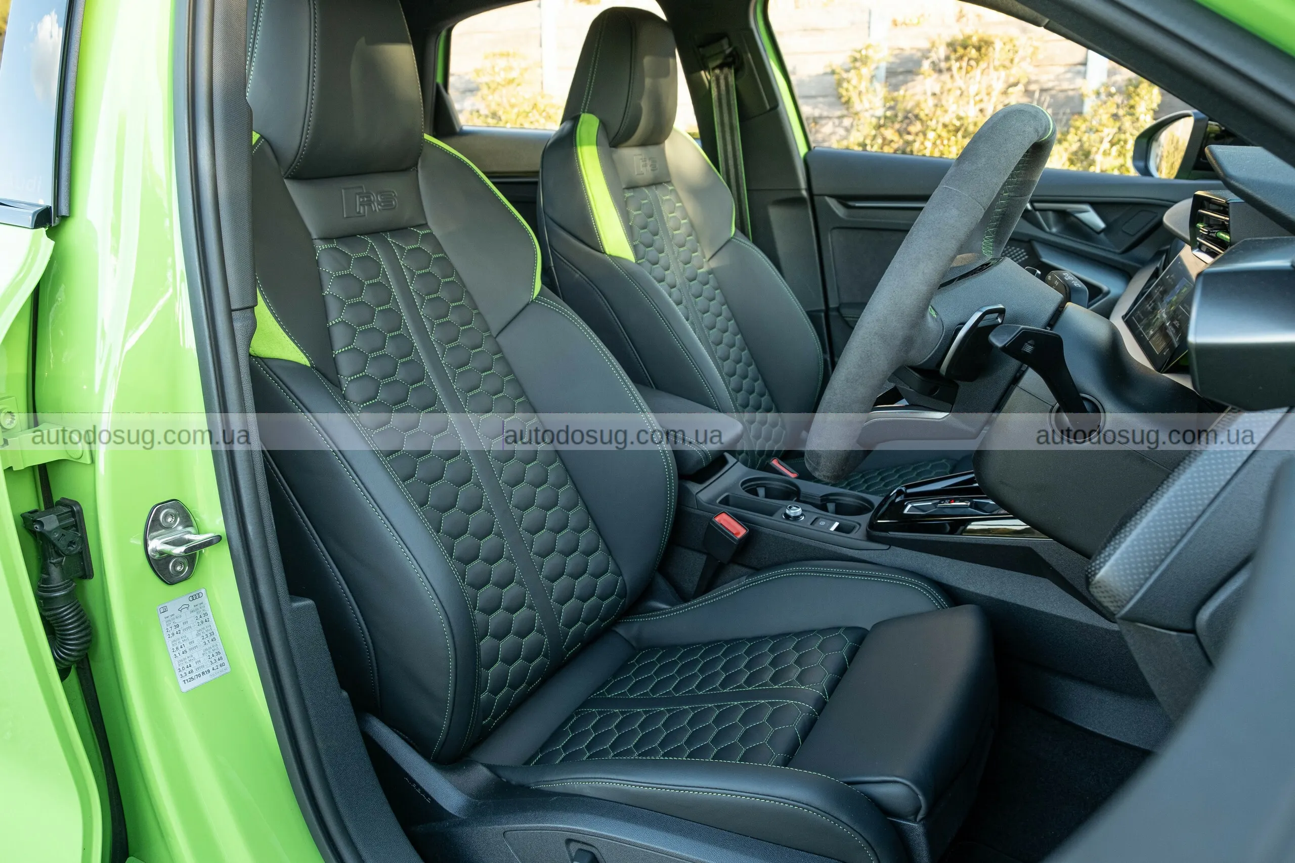 Audi RS3 Sedan 2026 виглядає як маленький монстр із великим духом