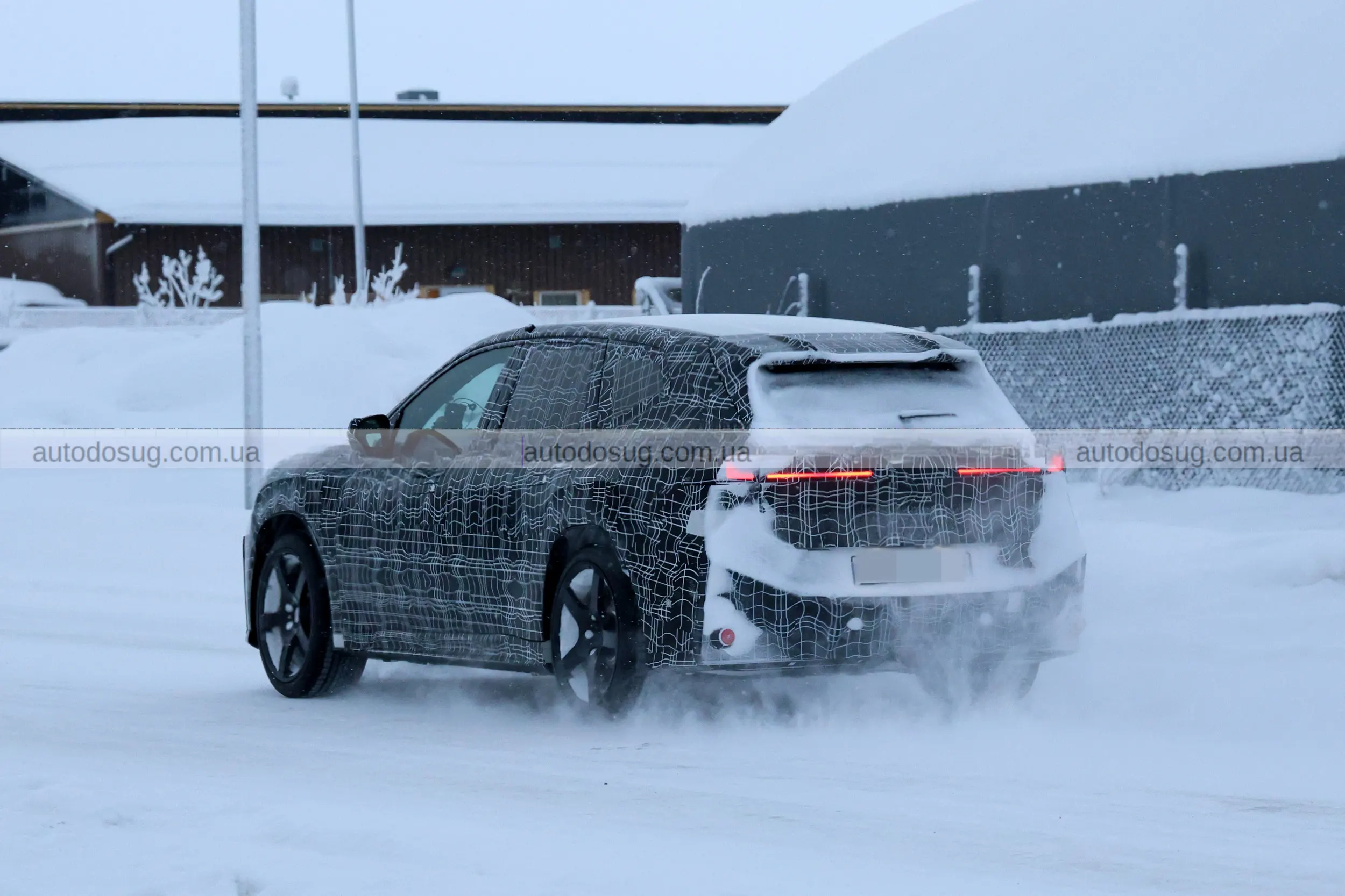 BMW iX3 M готує майбутній потужний електричний кросовер із чотирма моторами