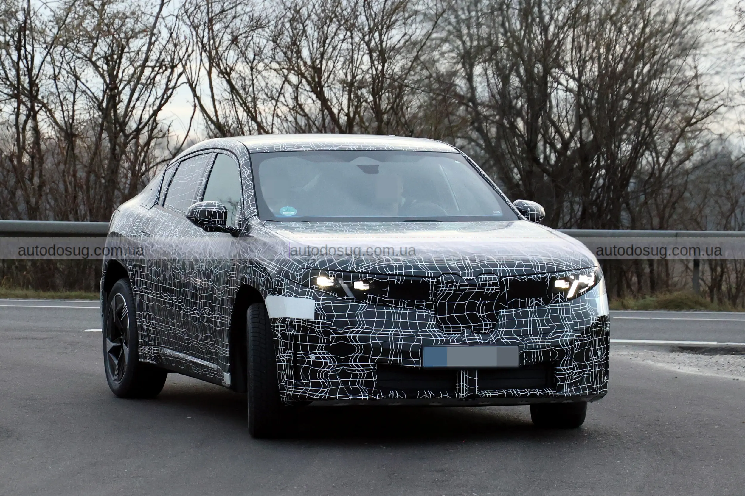 Електричний кросовер BMW iX4 був зафіксований на тестах перед офіційним дебютом цього року