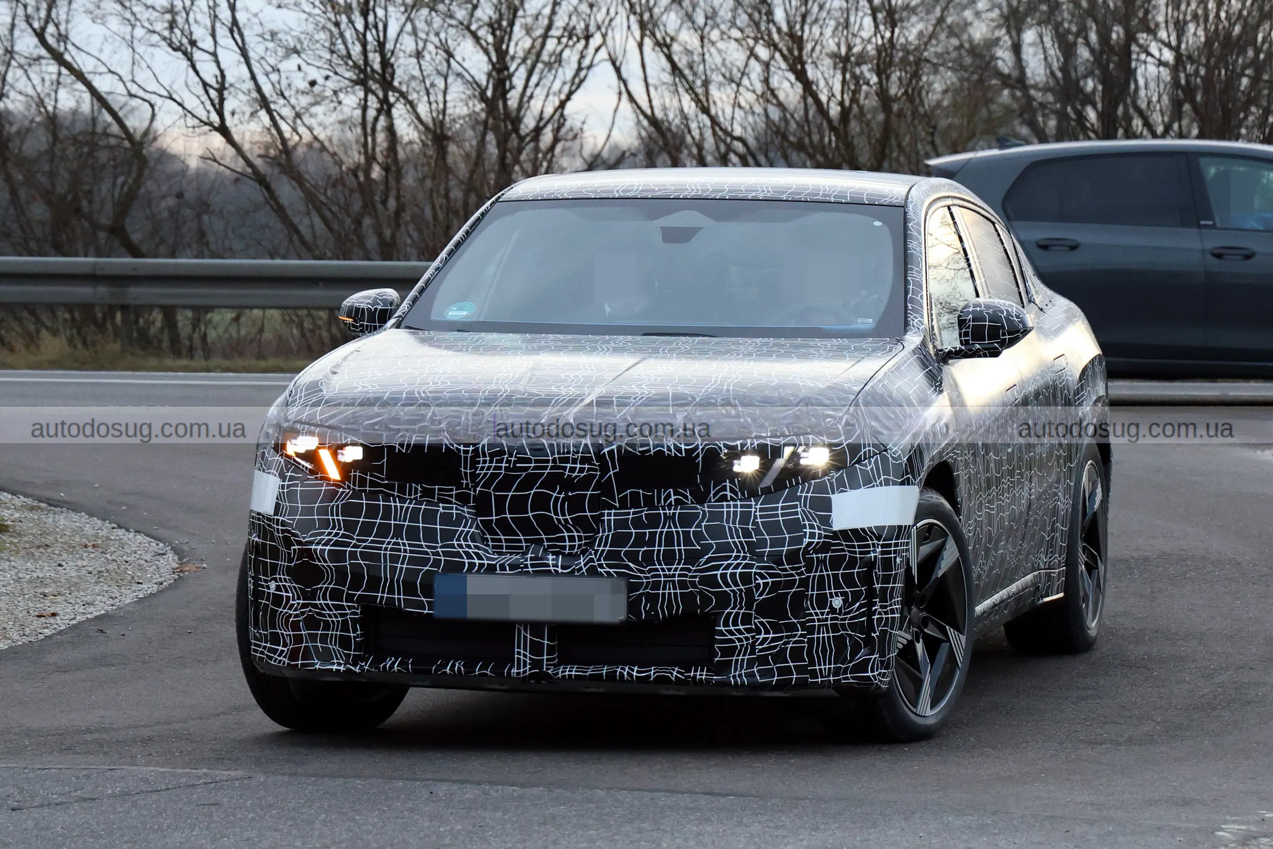 Електричний кросовер BMW iX4 був зафіксований на тестах перед офіційним дебютом цього року