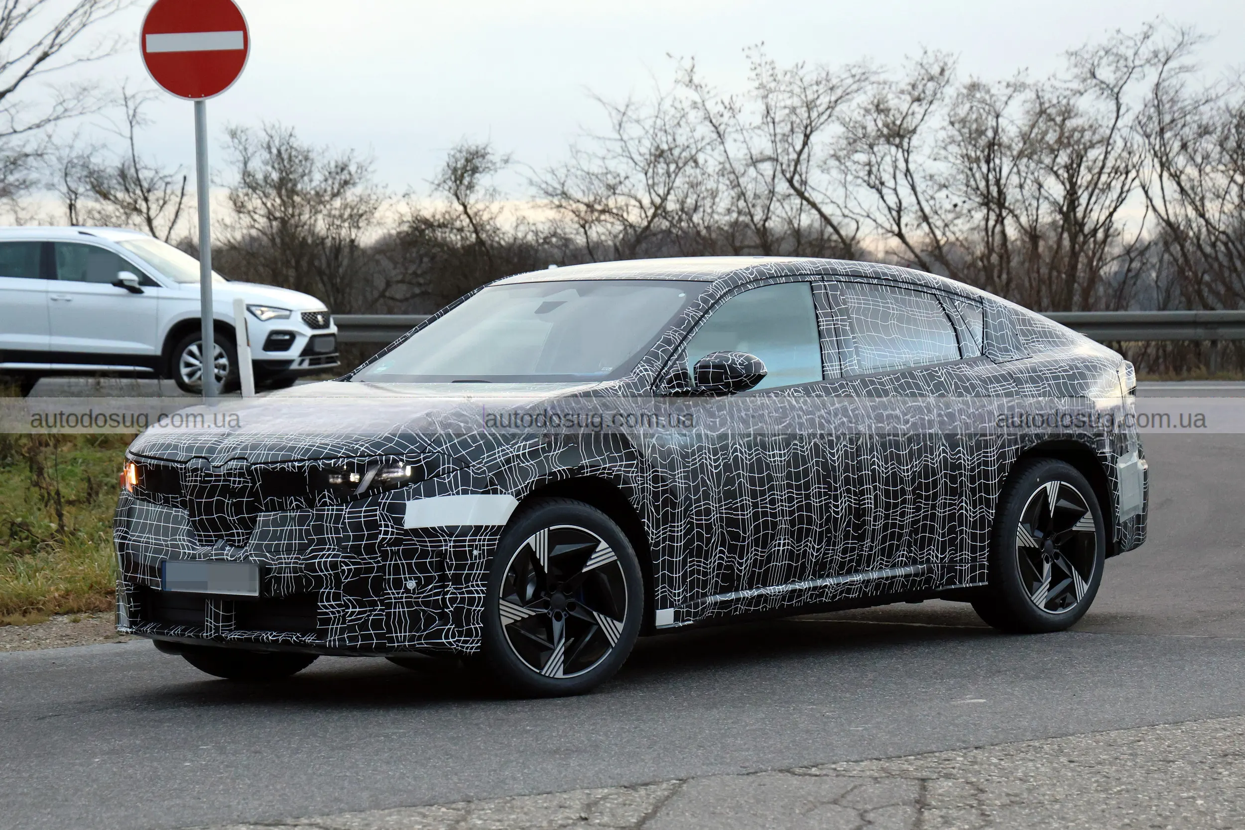 Електричний кросовер BMW iX4 був зафіксований на тестах перед офіційним дебютом цього року