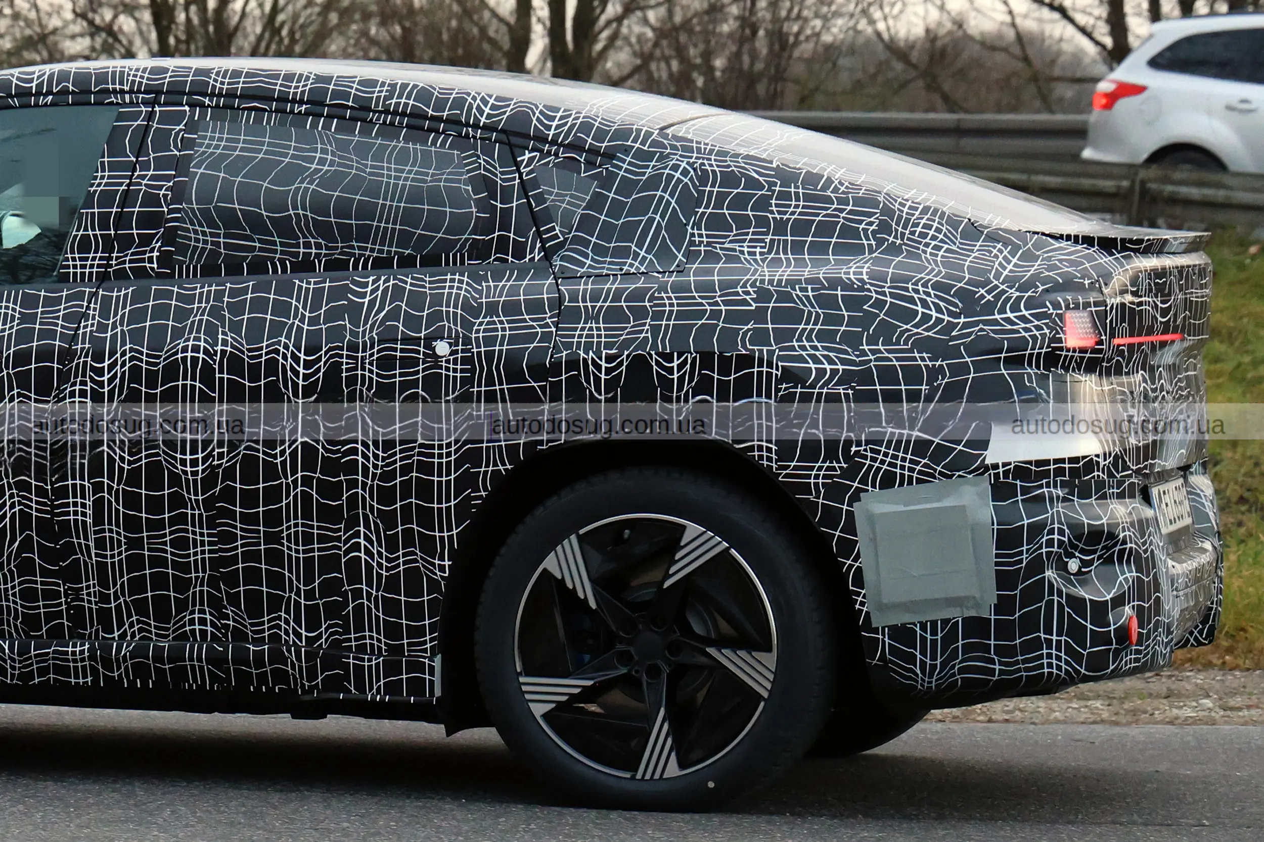 Електричний кросовер BMW iX4 був зафіксований на тестах перед офіційним дебютом цього року