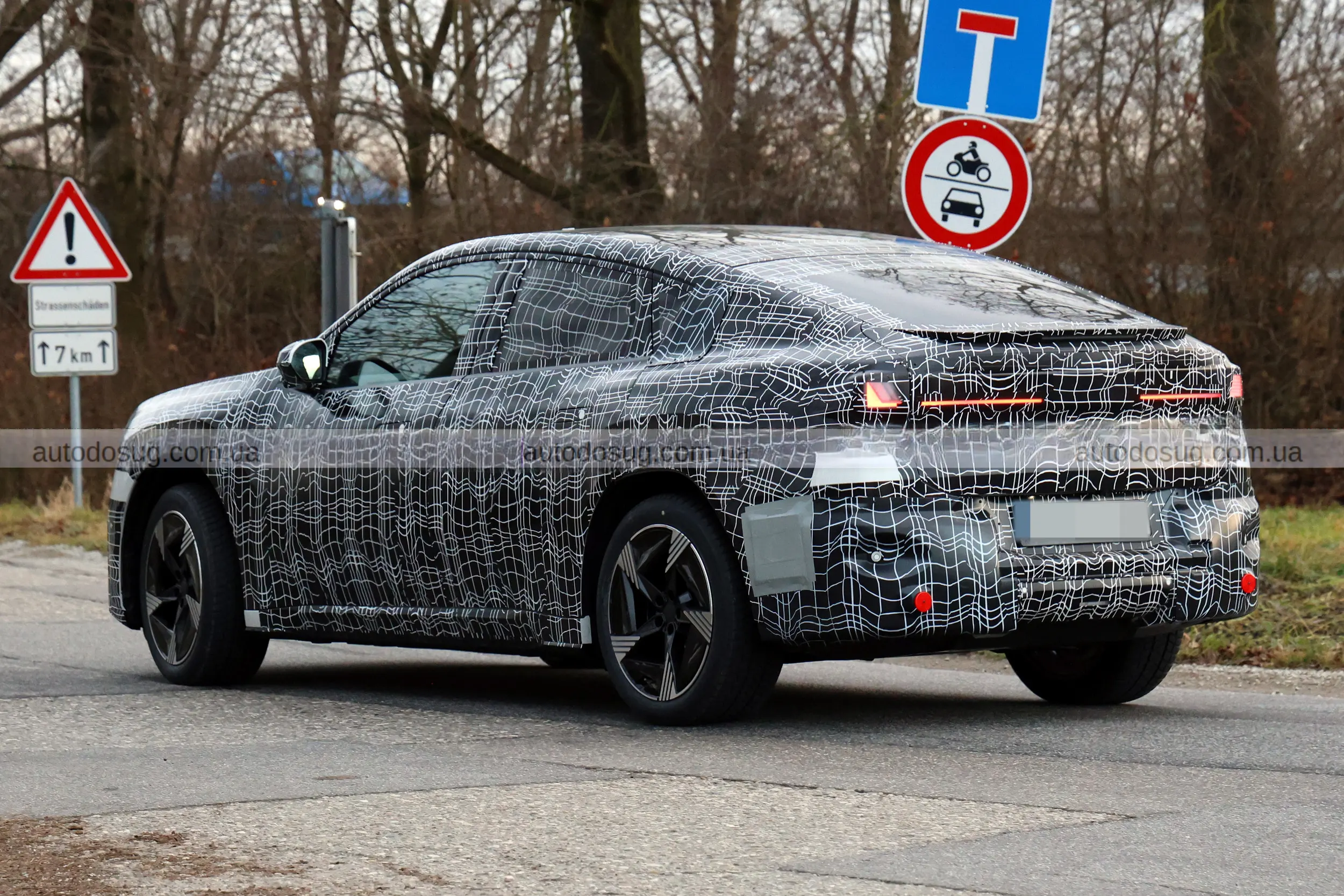 Електричний кросовер BMW iX4 був зафіксований на тестах перед офіційним дебютом цього року