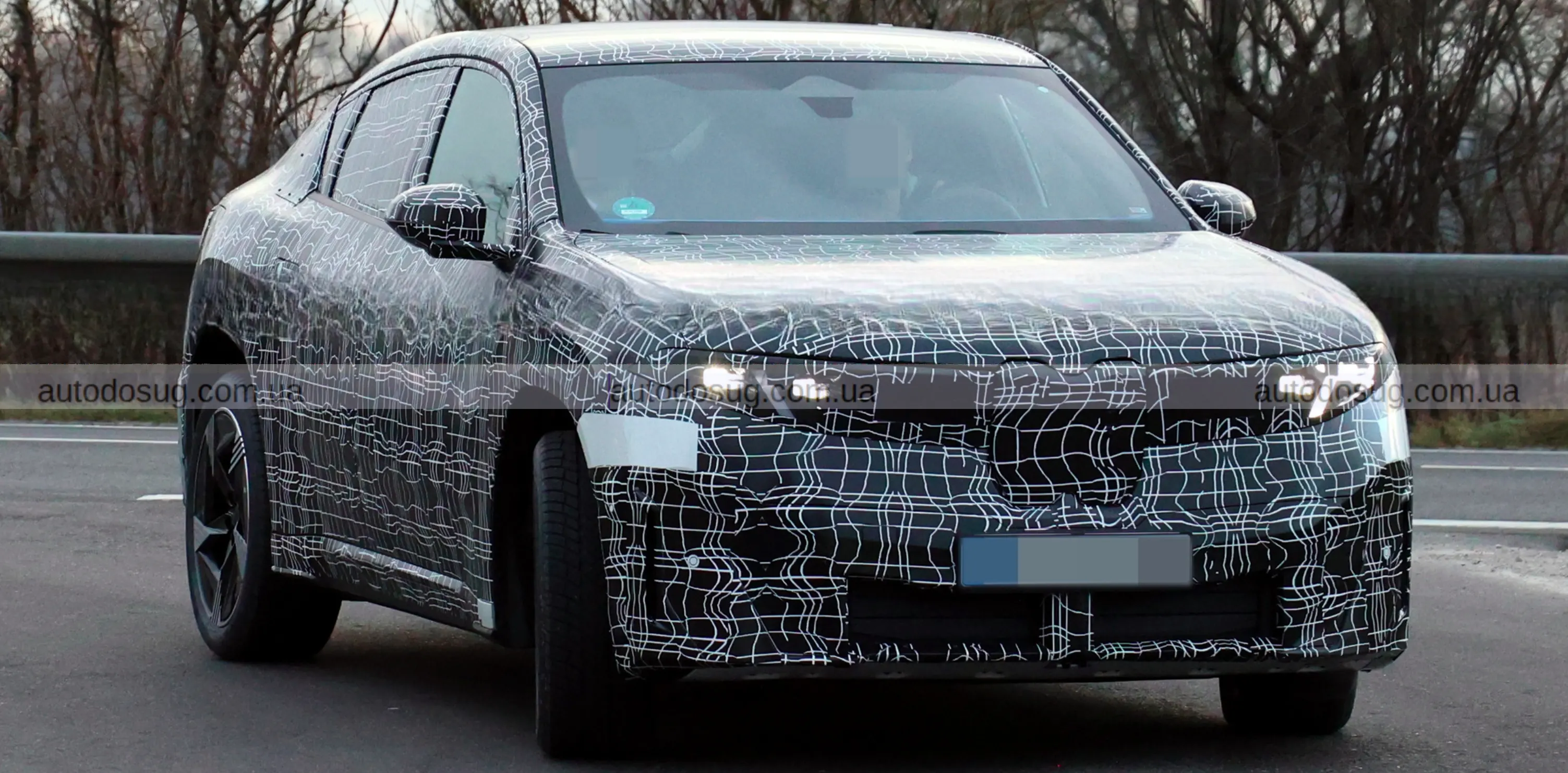 Електричний кросовер BMW iX4 був зафіксований на тестах перед офіційним дебютом цього року