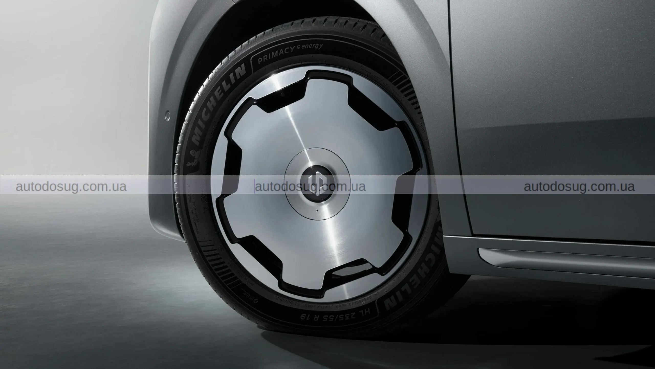 Leapmotor D99 представляє електричний мінівен з величезними батареями і запасом ходу, що вражає