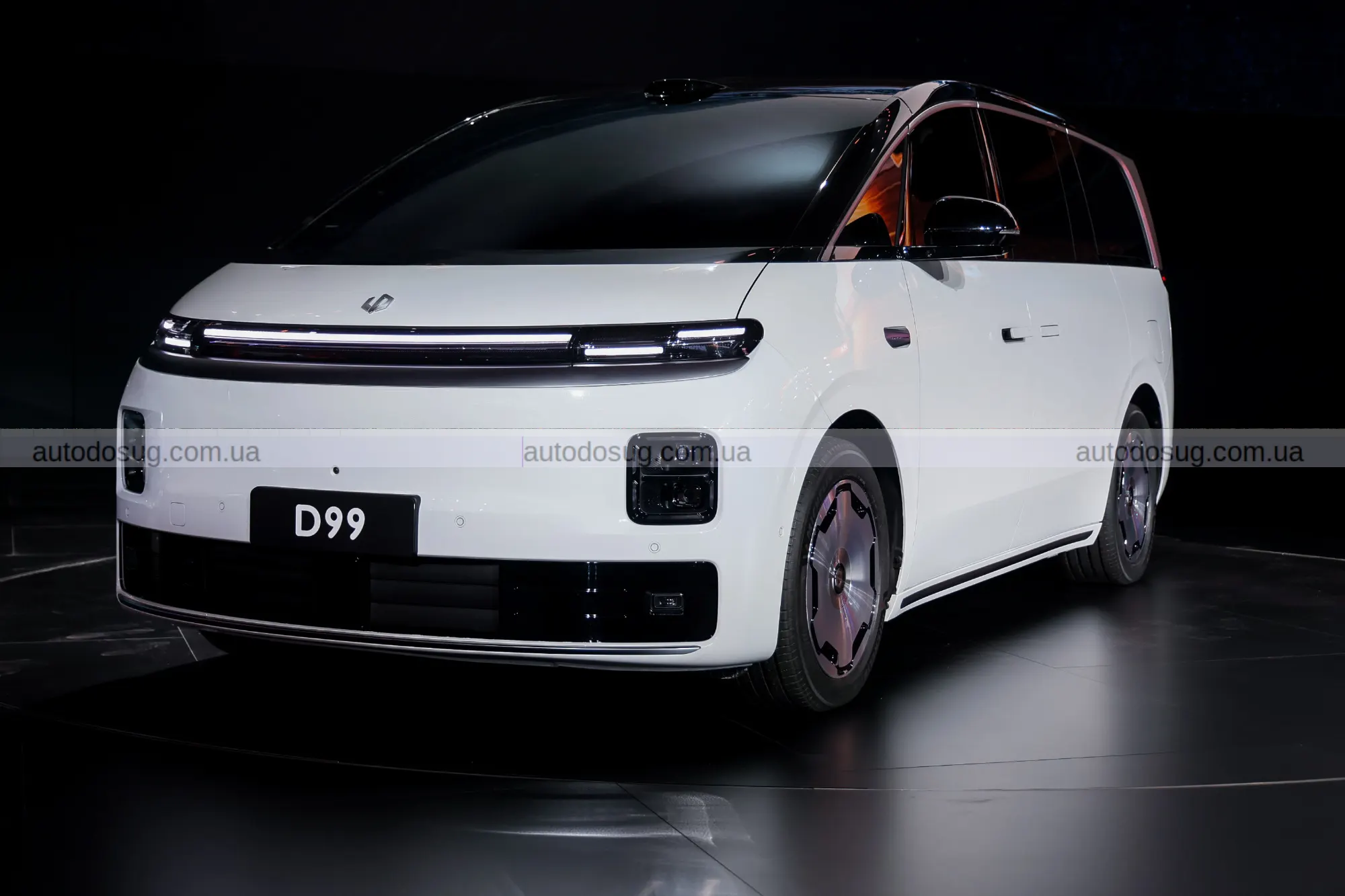 Leapmotor D99 представляє електричний мінівен з величезними батареями і запасом ходу, що вражає