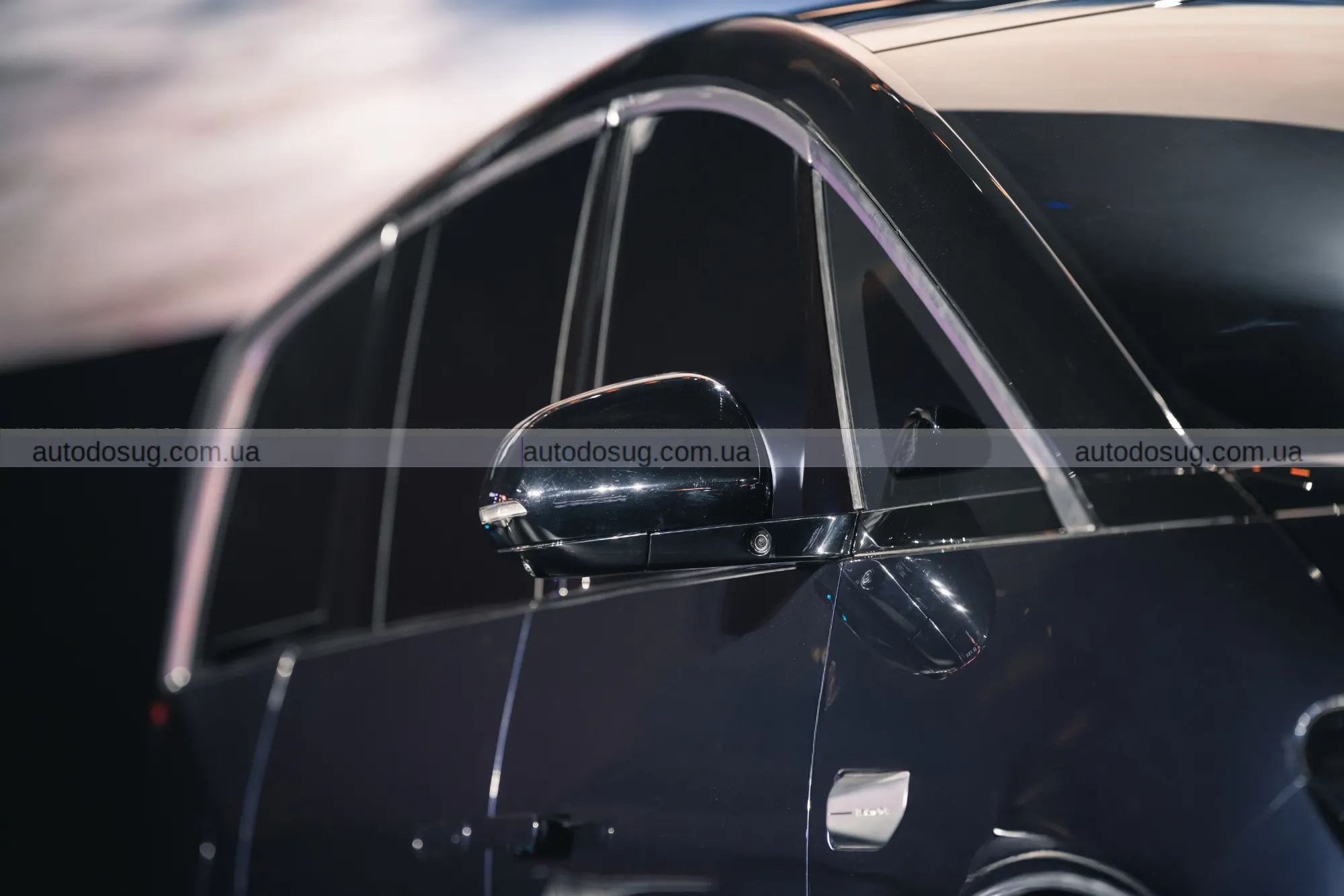 Leapmotor D99 представляє електричний мінівен з величезними батареями і запасом ходу, що вражає