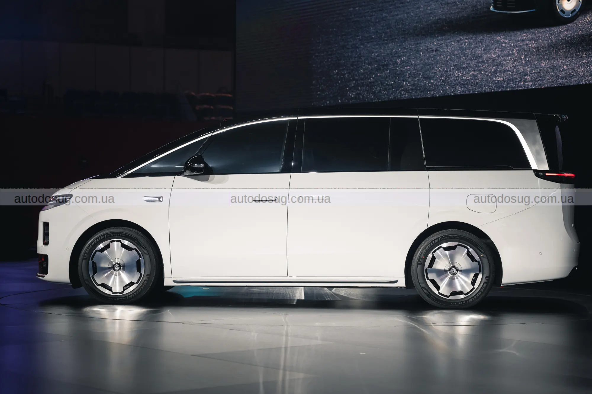 Leapmotor D99 представляє електричний мінівен з величезними батареями і запасом ходу, що вражає