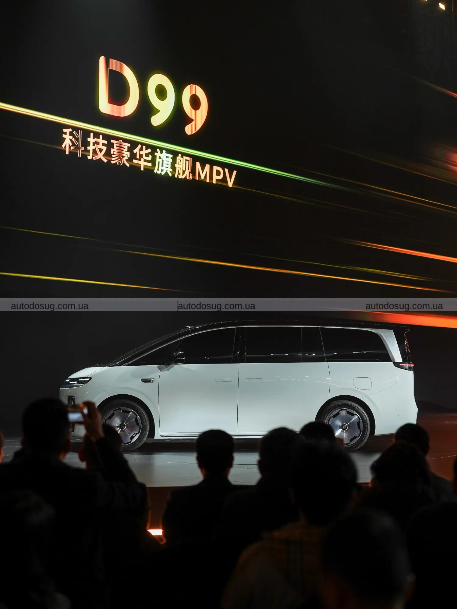 Leapmotor D99 представляє електричний мінівен з величезними батареями і запасом ходу, що вражає