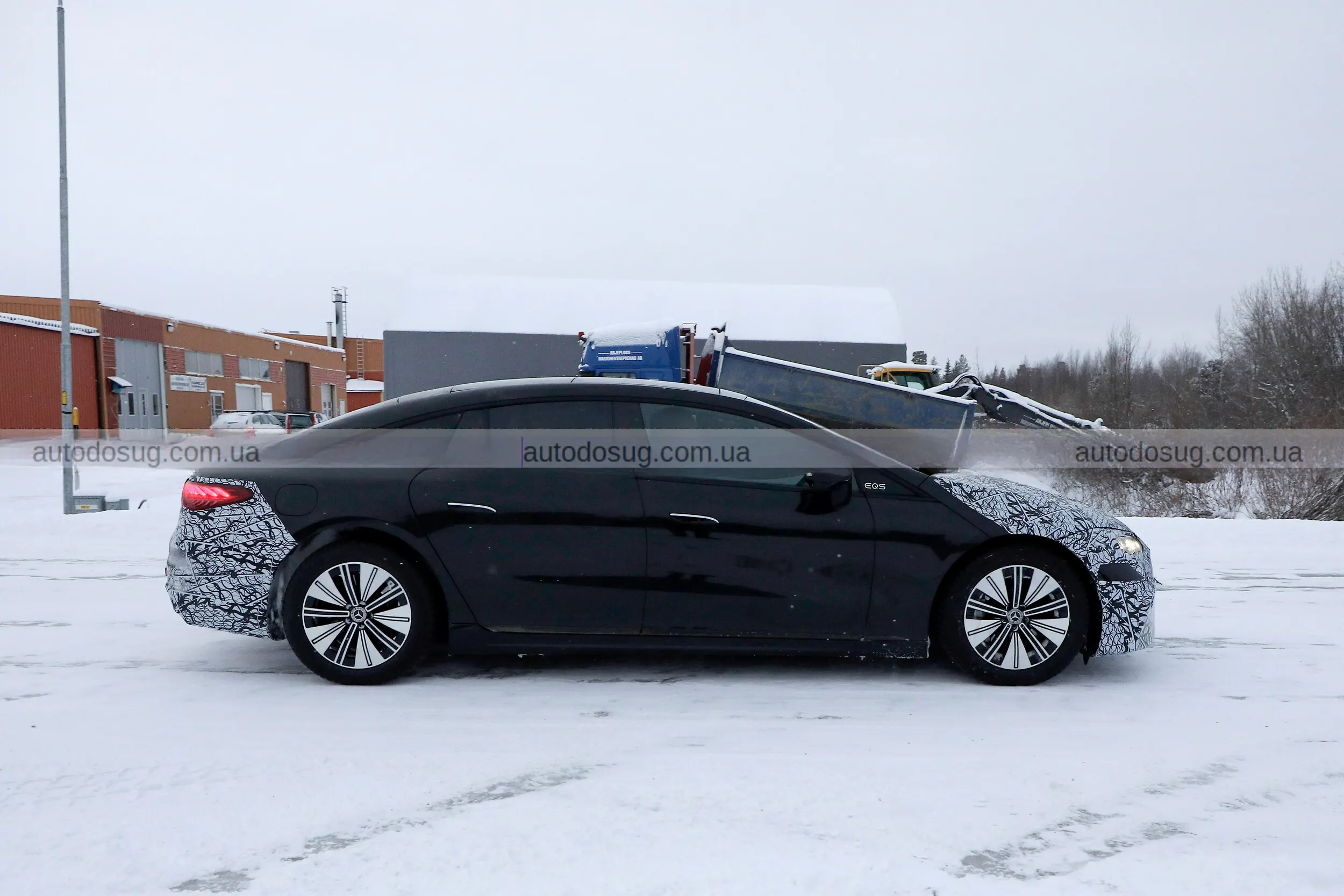 Mercedes готує другий фейслифт для повільно що продається EQS