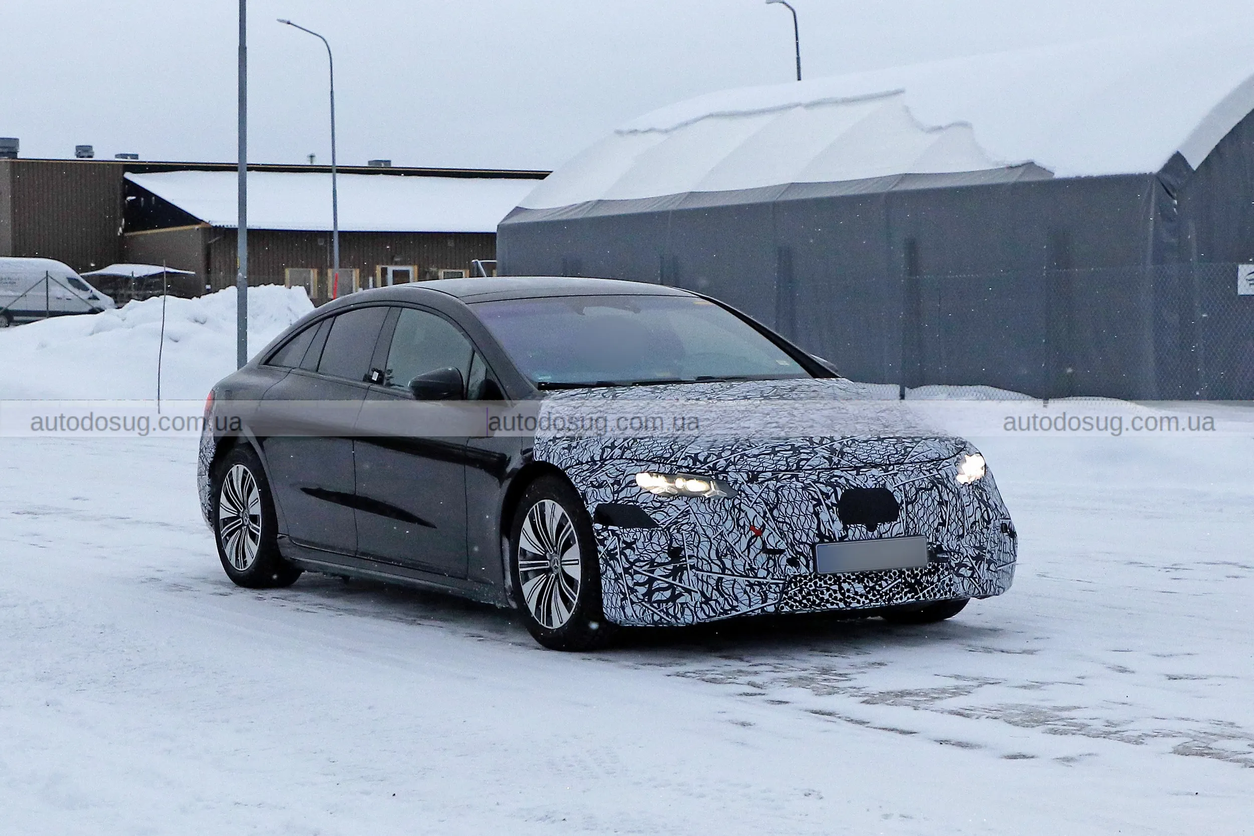 Mercedes готує другий фейслифт для повільно що продається EQS