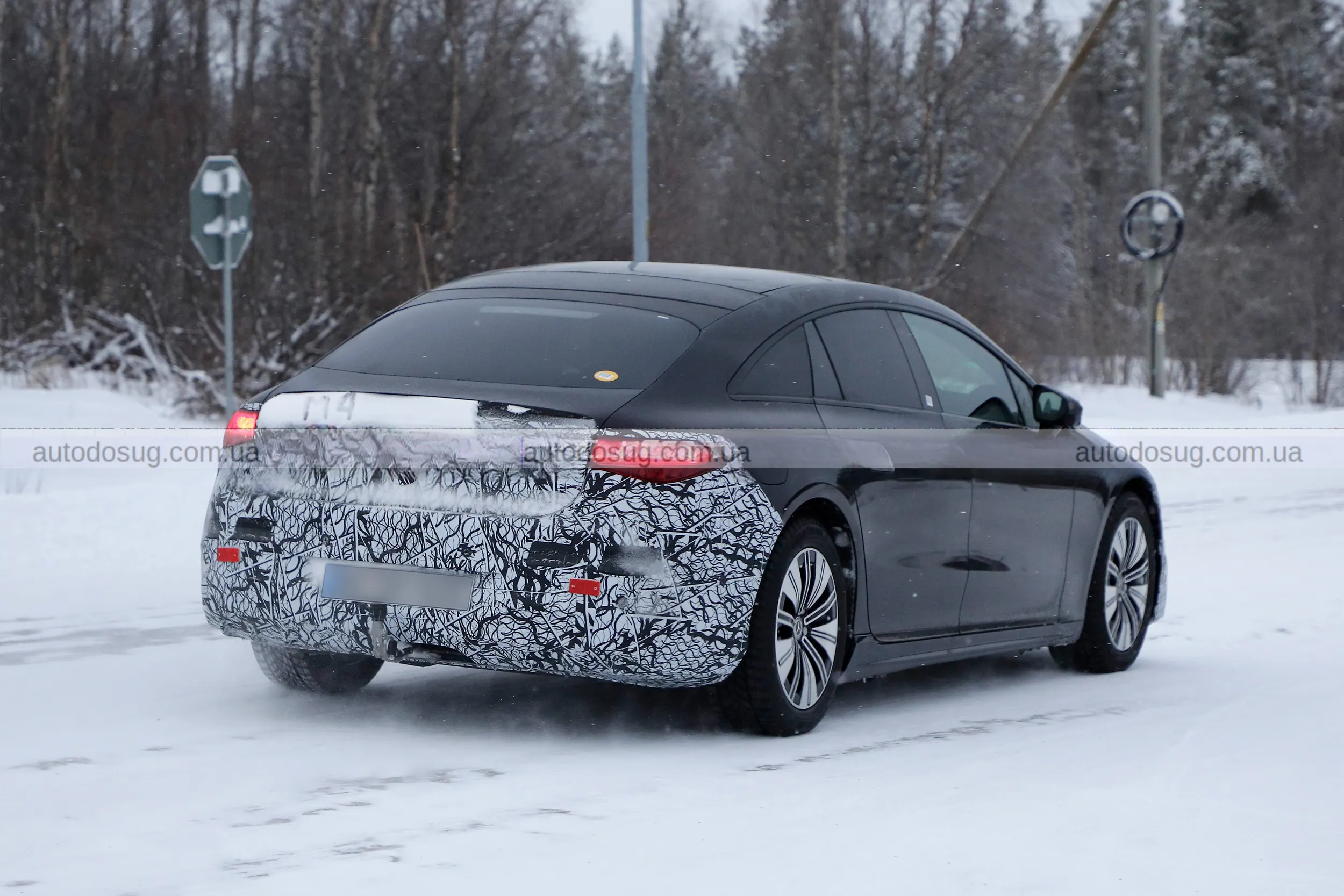 Mercedes готує другий фейслифт для повільно що продається EQS