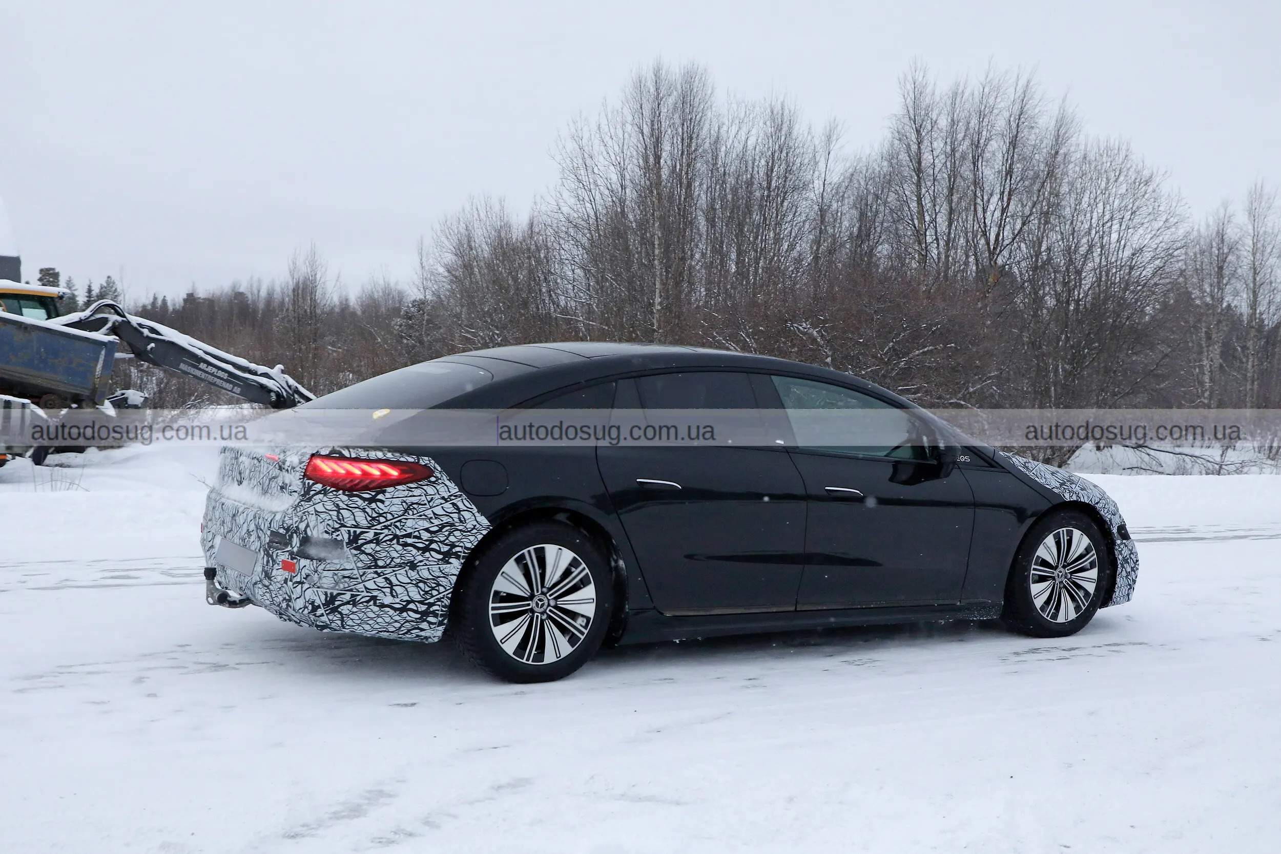 Mercedes готує другий фейслифт для повільно що продається EQS