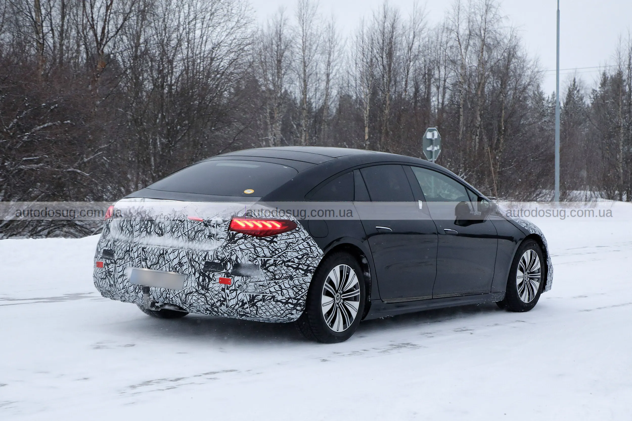 Mercedes готує другий фейслифт для повільно що продається EQS