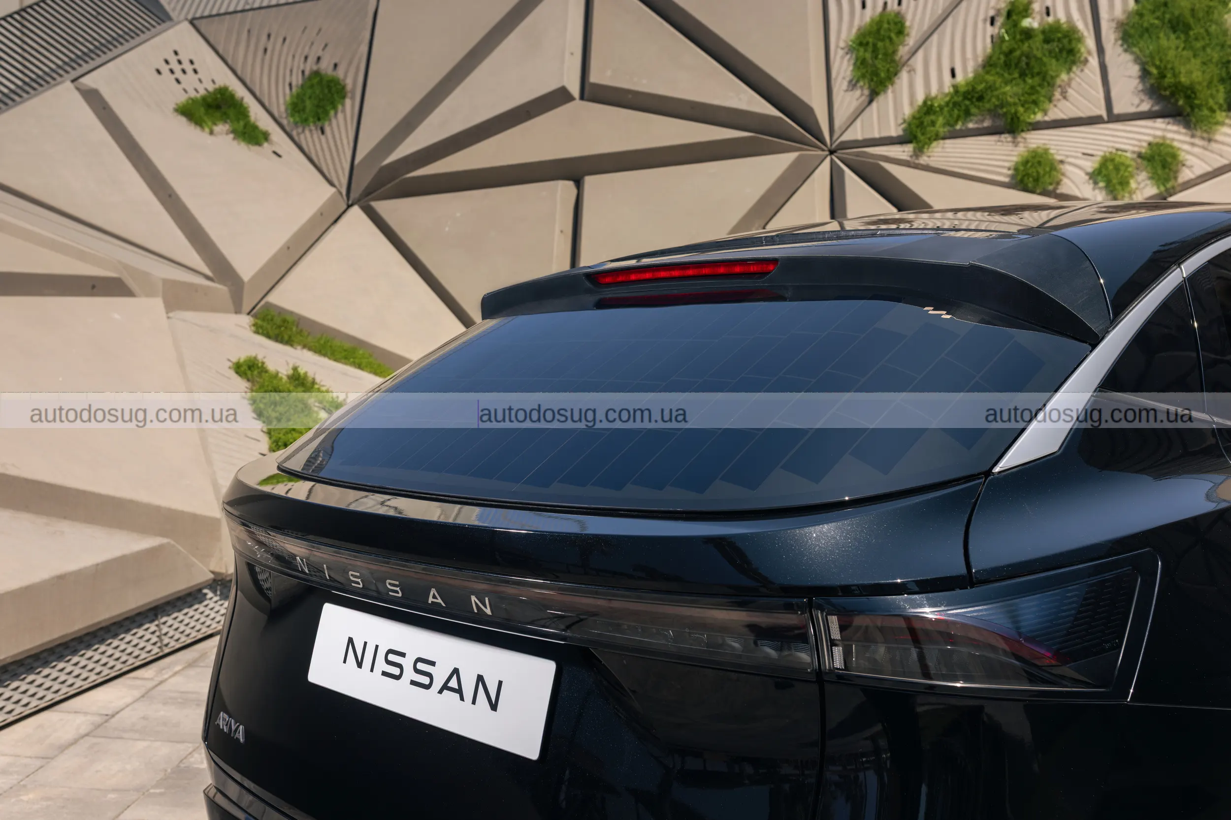 Nissan Ariya перетворює світло сонця на кілометри