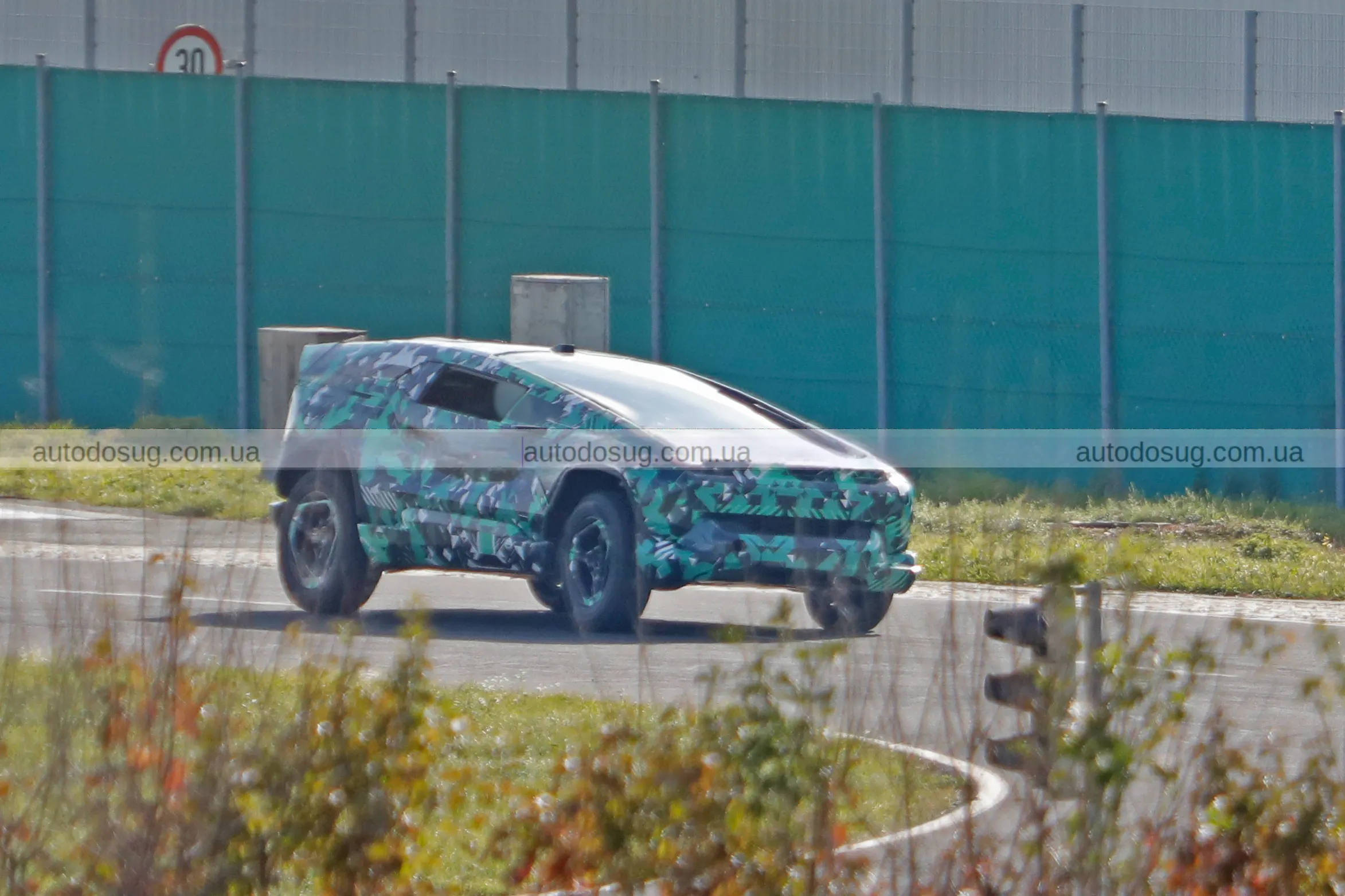 Новий електричний SUV від CEER дивує клиноподібною формою кузова