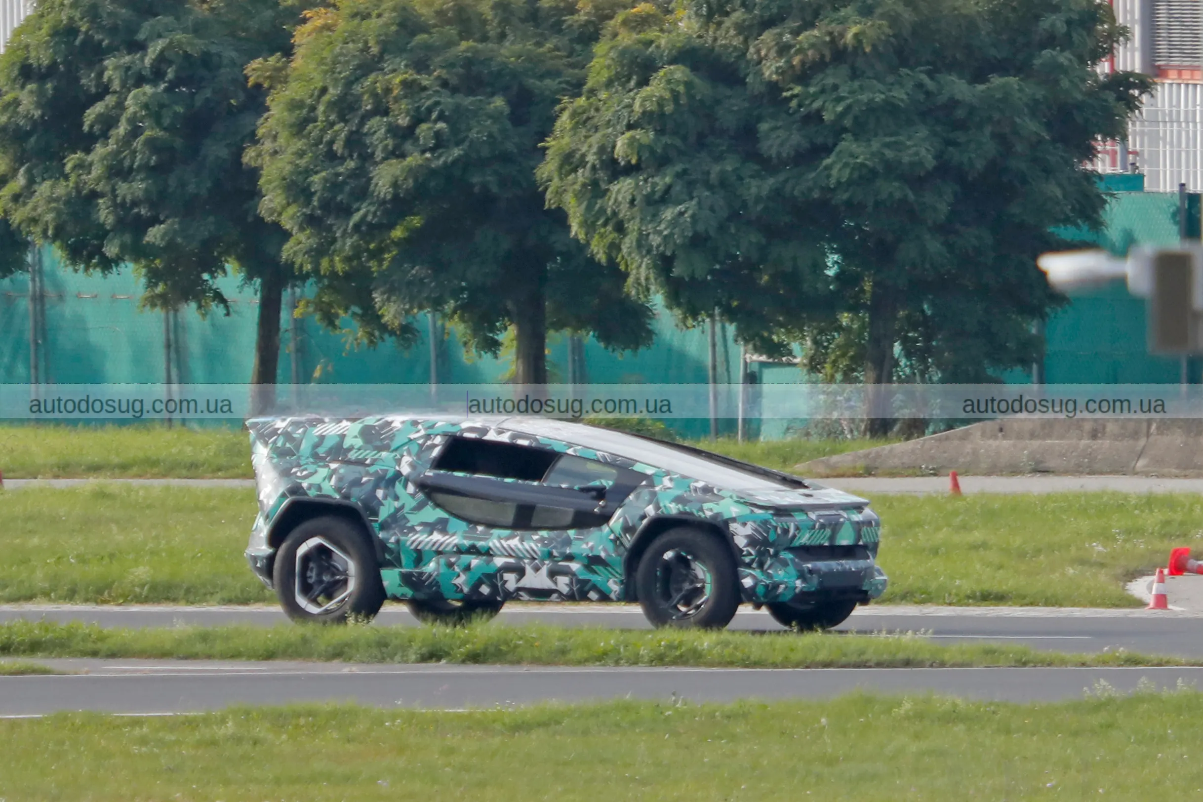 Новий електричний SUV від CEER дивує клиноподібною формою кузова