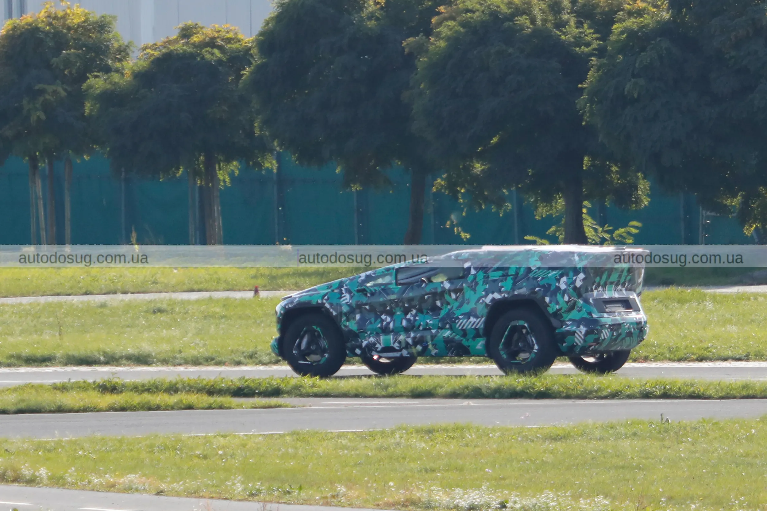 Новий електричний SUV від CEER дивує клиноподібною формою кузова