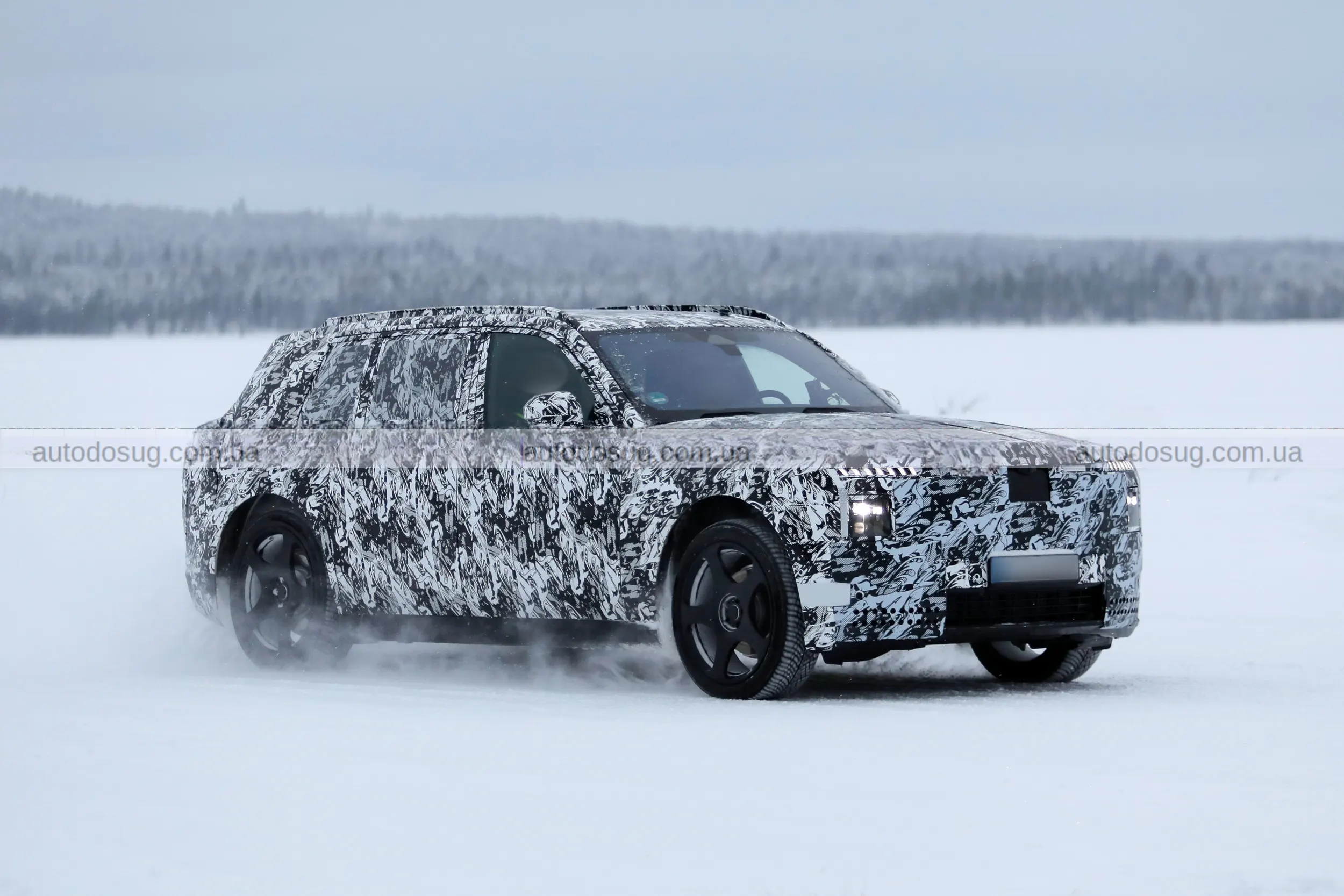 Rolls-Royce готує електричний флагманський SUV і радикально переосмислює свій легендарний Cullinan