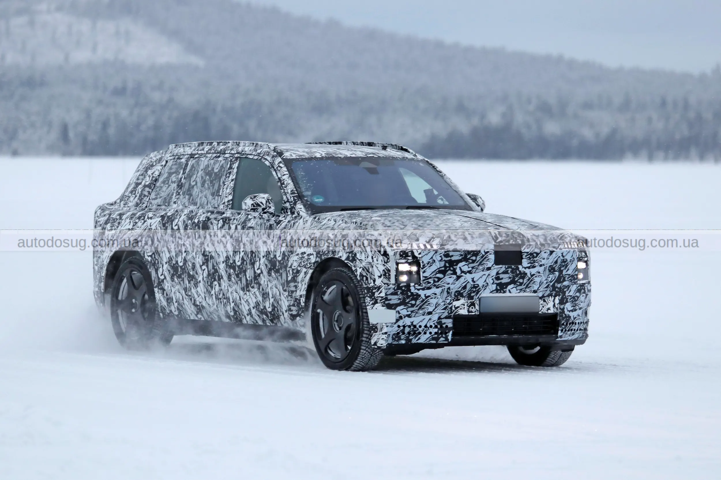 Rolls-Royce готує електричний флагманський SUV і радикально переосмислює свій легендарний Cullinan