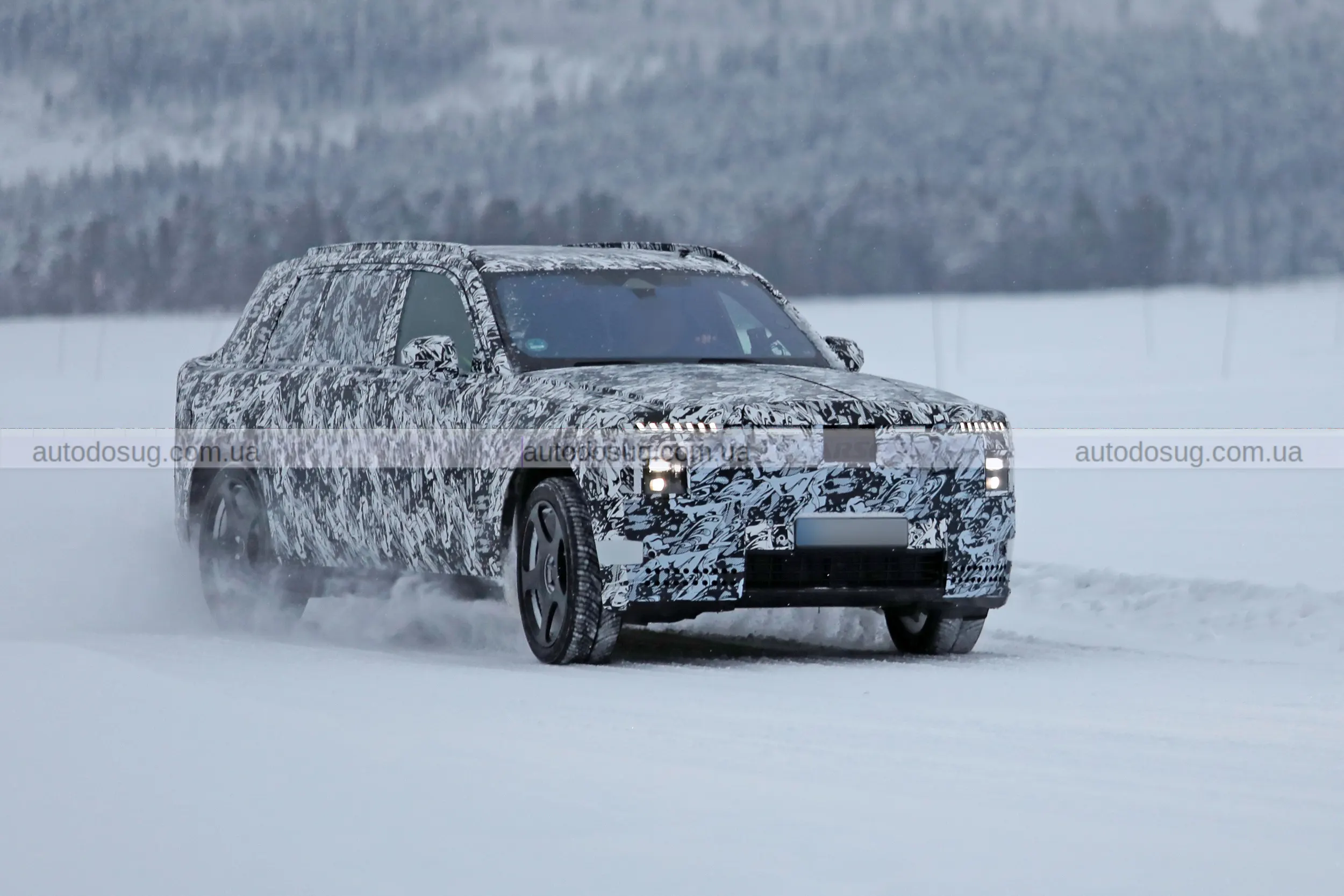 Rolls-Royce готує електричний флагманський SUV і радикально переосмислює свій легендарний Cullinan