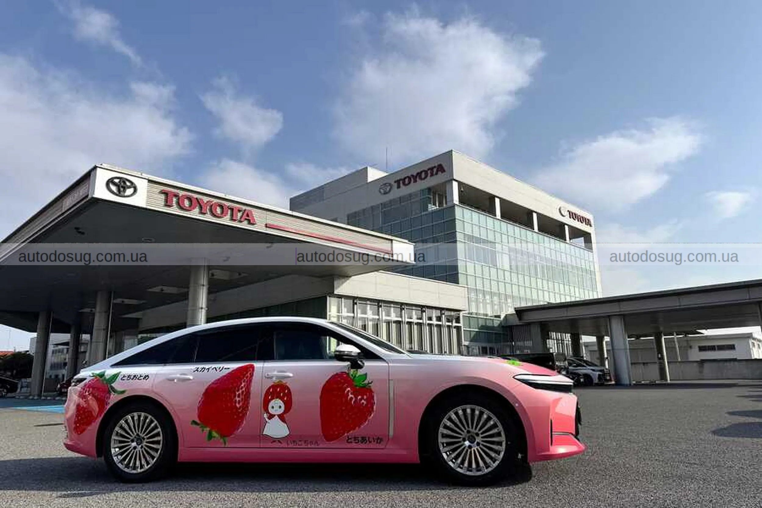 Toyota Crown перетворюється на рожевий сенсаційний седан
