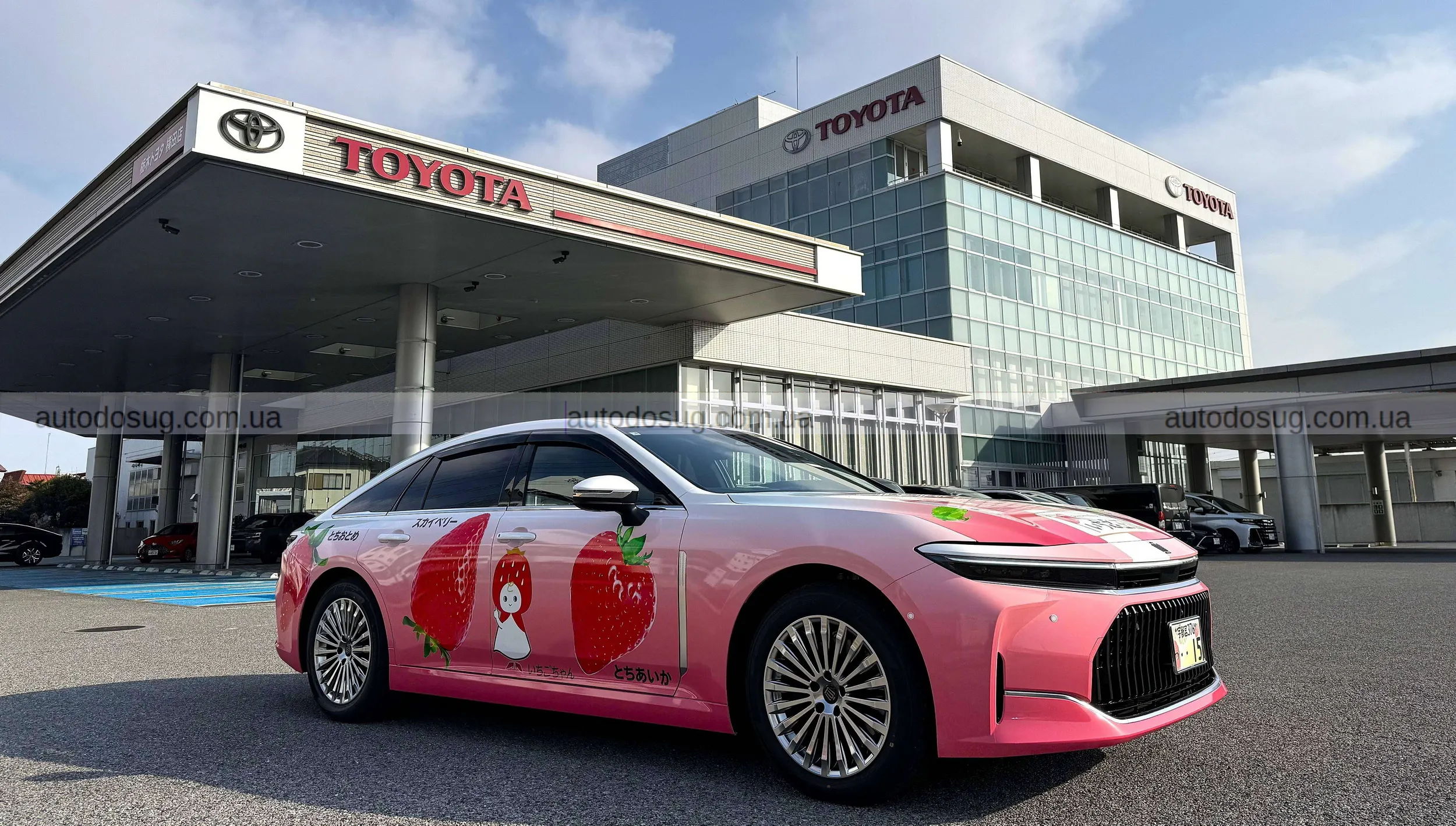 Toyota Crown перетворюється на рожевий сенсаційний седан