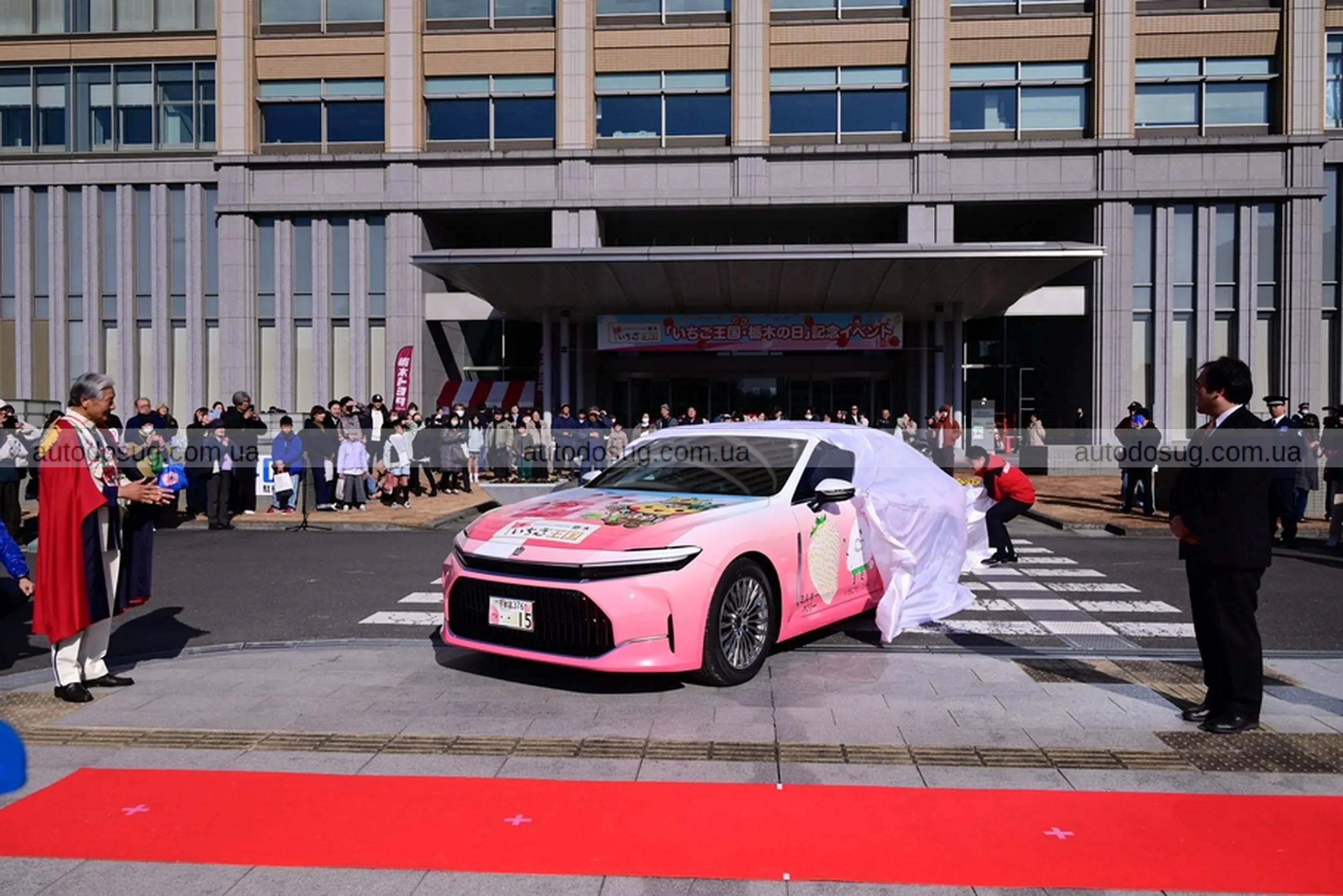 Toyota Crown перетворюється на рожевий сенсаційний седан