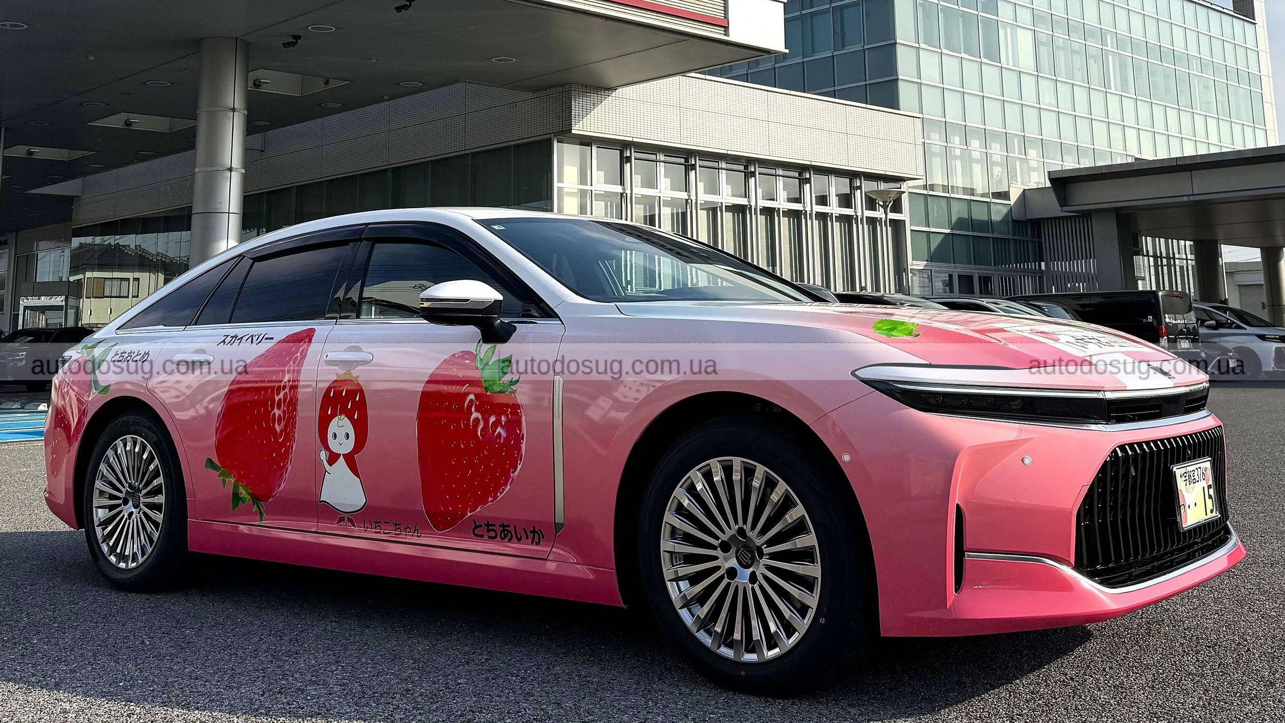 Toyota Crown перетворюється на рожевий сенсаційний седан