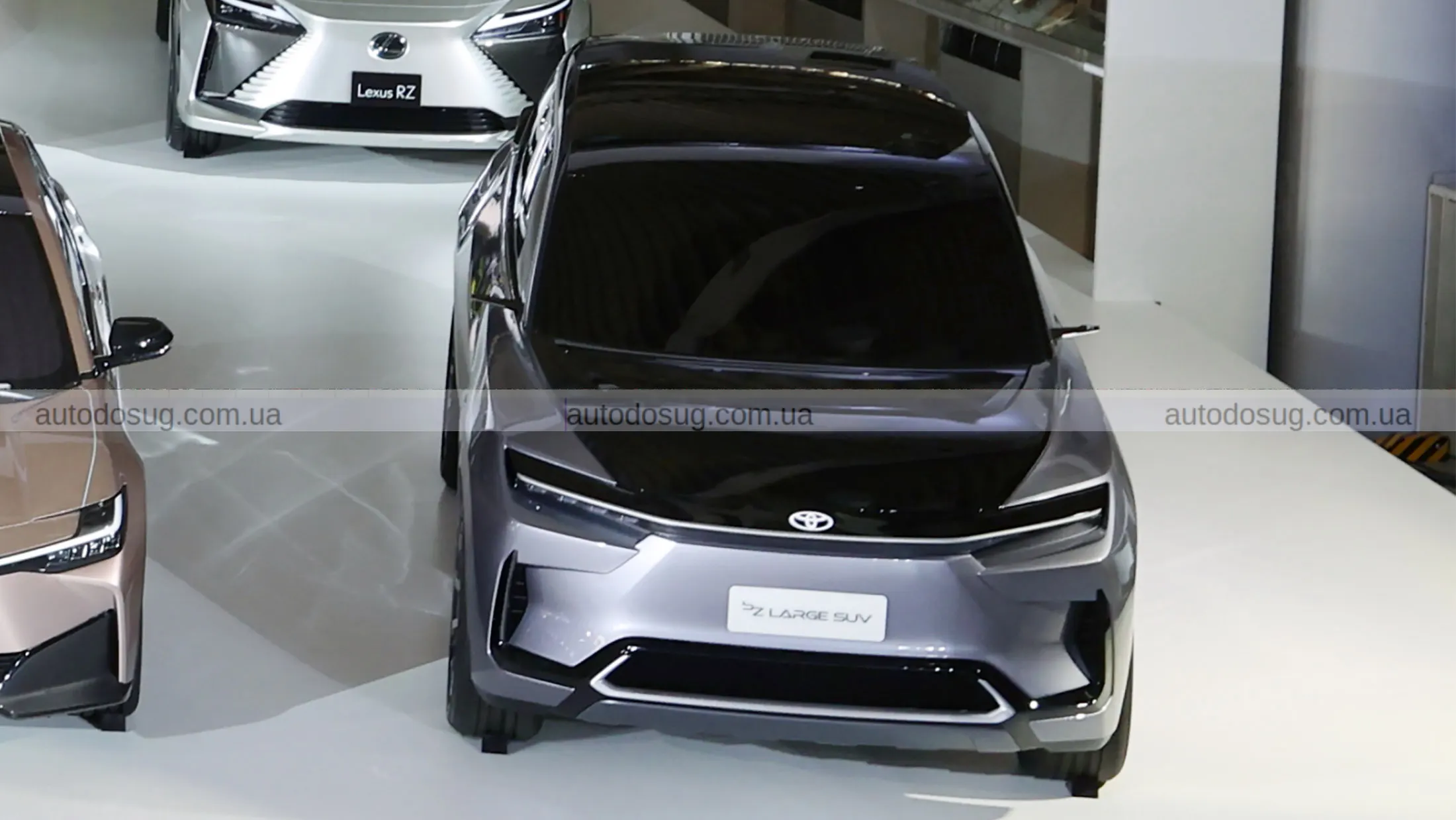 Toyota натякає на флагманський три-рядовий електросUV