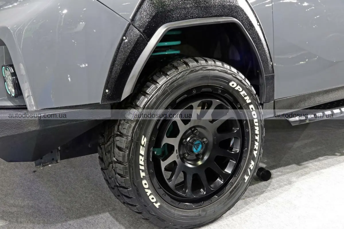 Toyota перетворює сімейний мінівен на Land Cruiser для асфальту й легкого бездоріжжя