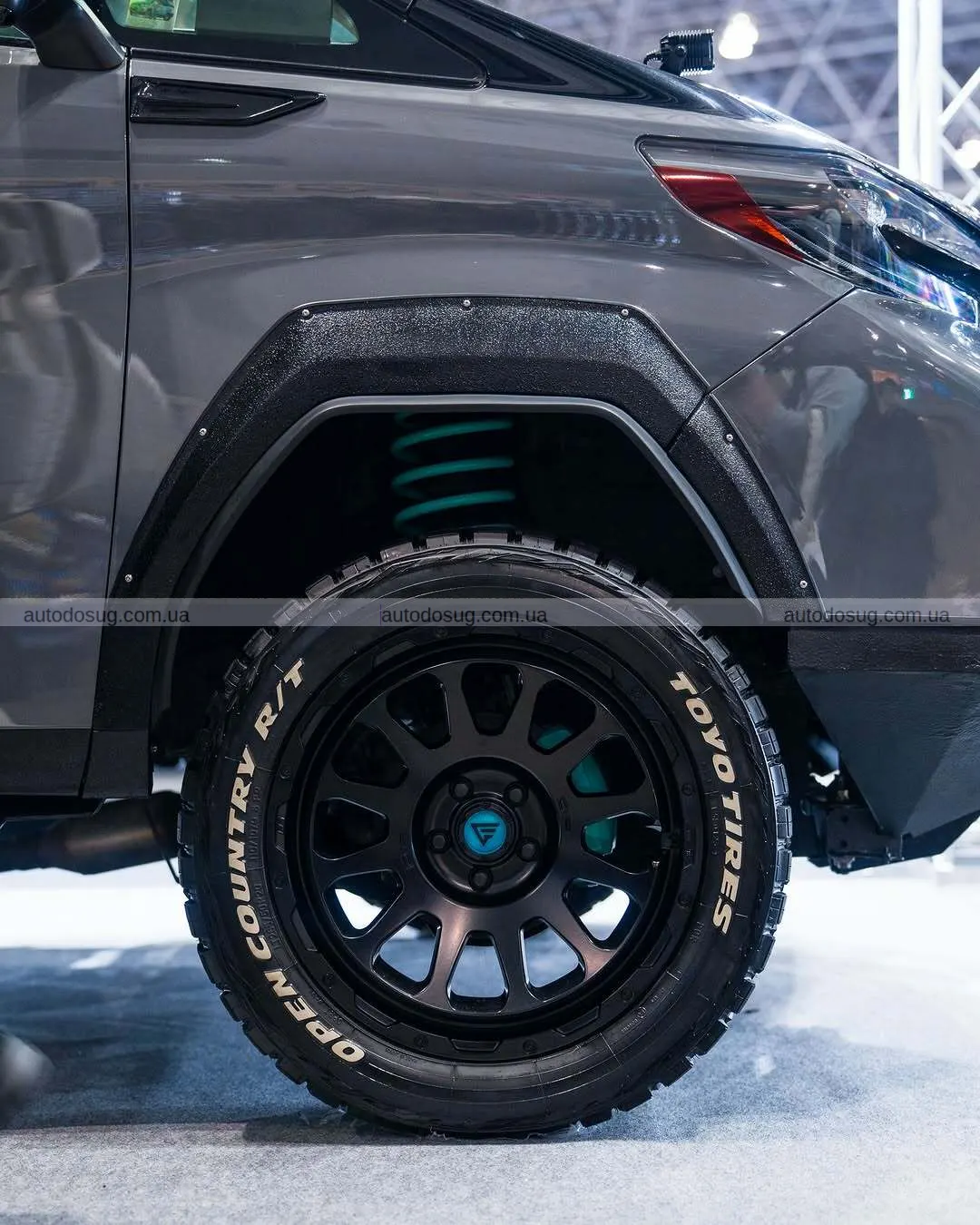 Toyota перетворює сімейний мінівен на Land Cruiser для асфальту й легкого бездоріжжя