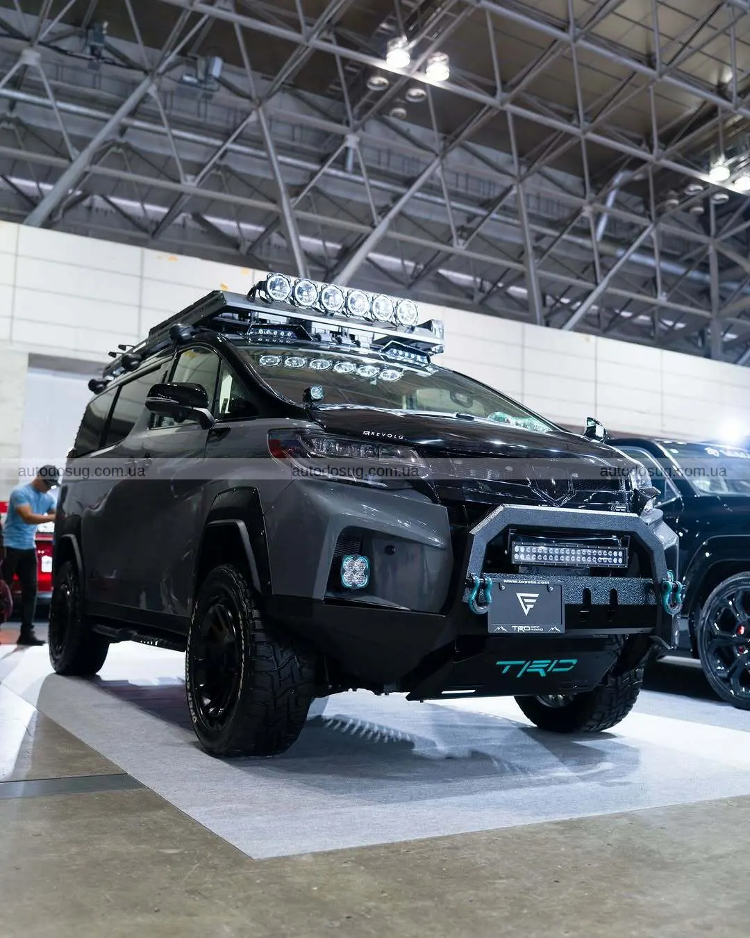 Toyota перетворює сімейний мінівен на Land Cruiser для асфальту й легкого бездоріжжя