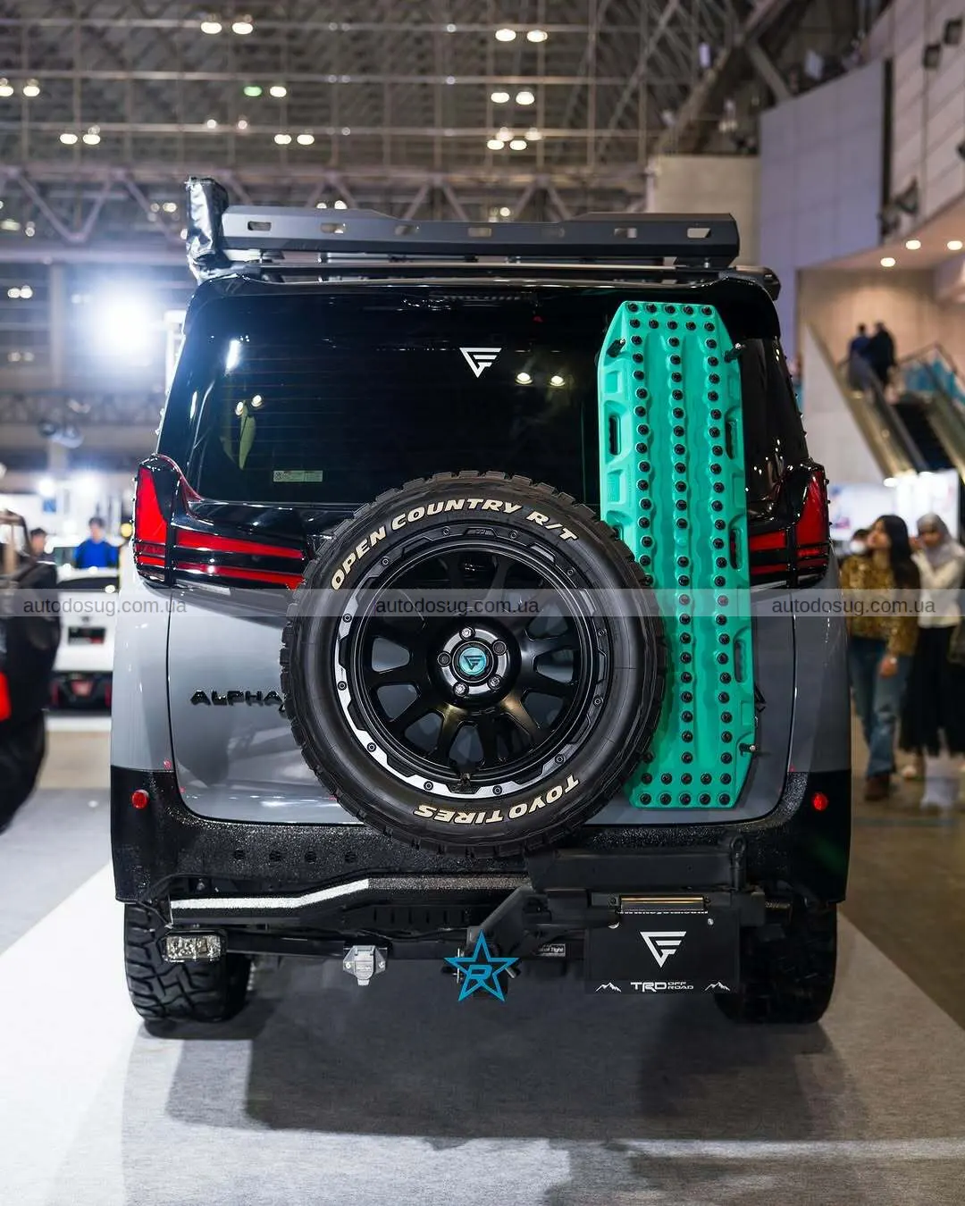 Toyota перетворює сімейний мінівен на Land Cruiser для асфальту й легкого бездоріжжя