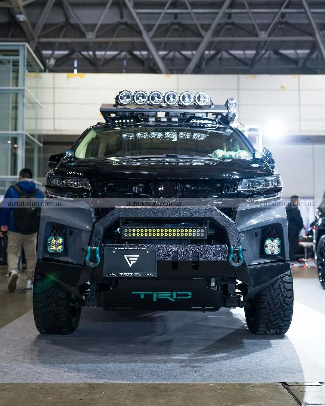 Toyota перетворює сімейний мінівен на Land Cruiser для асфальту й легкого бездоріжжя