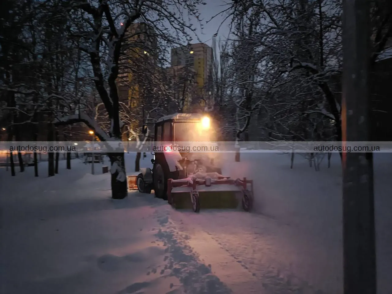 Як Київ витримує зимову хуртовину та прибирає дороги