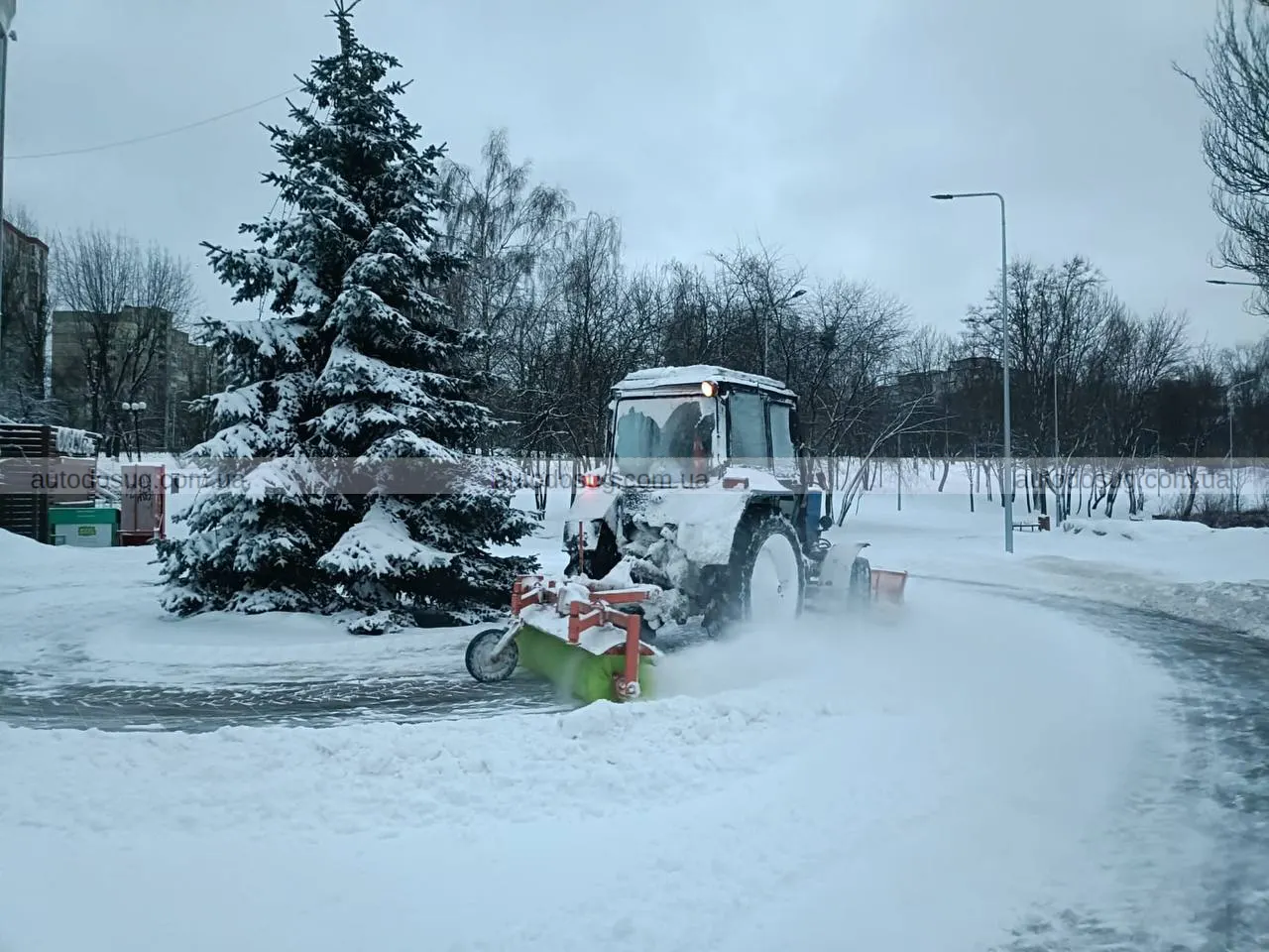 Як Київ витримує зимову хуртовину та прибирає дороги