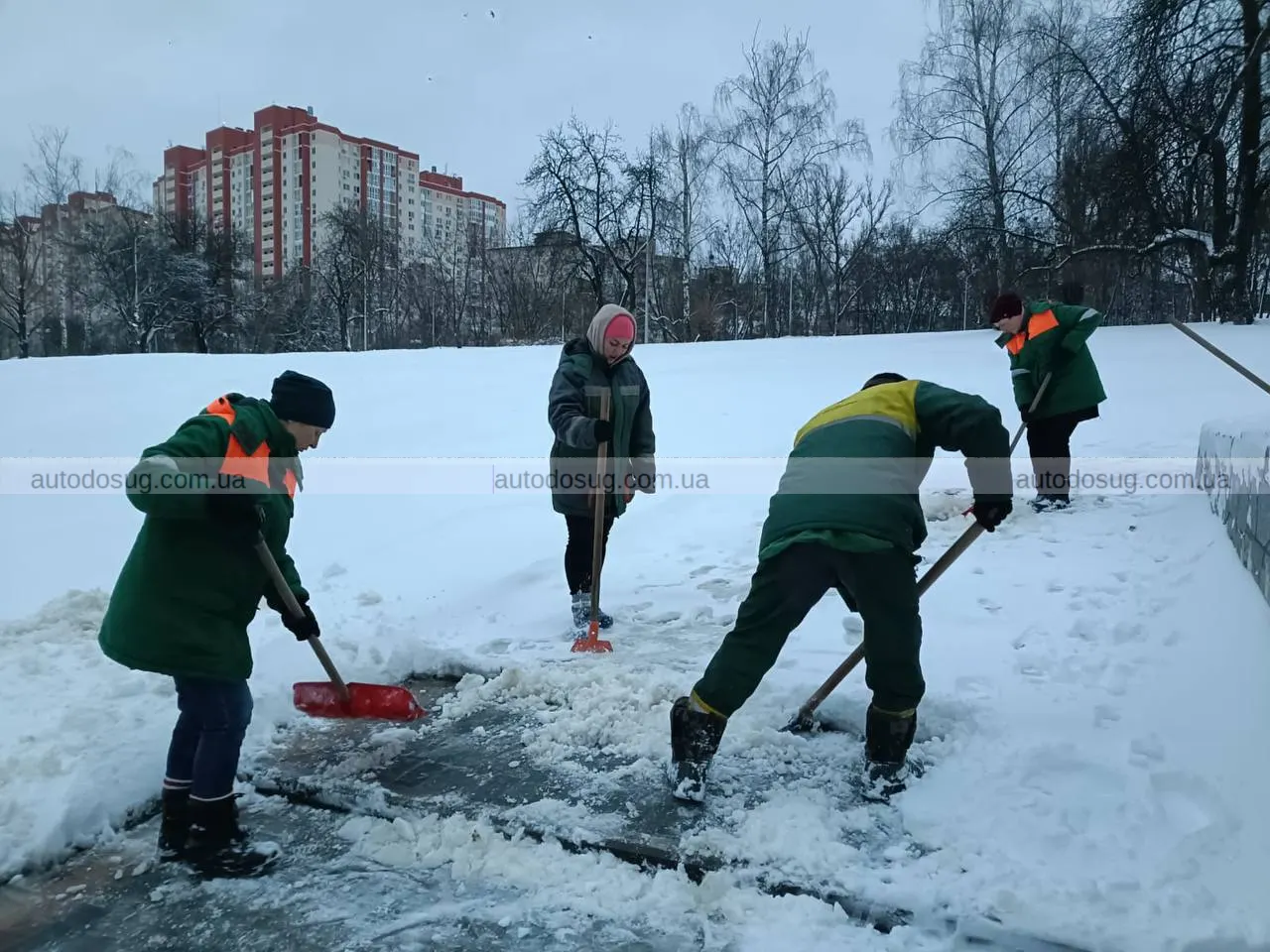 Як Київ витримує зимову хуртовину та прибирає дороги