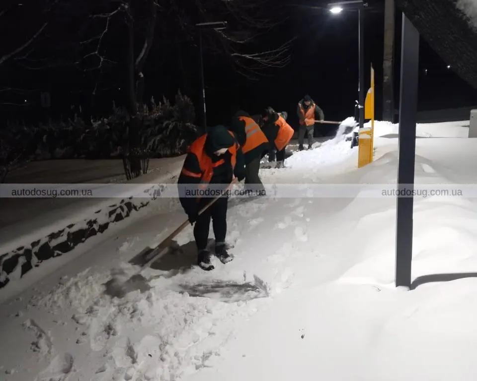 Як Київ витримує зимову хуртовину та прибирає дороги