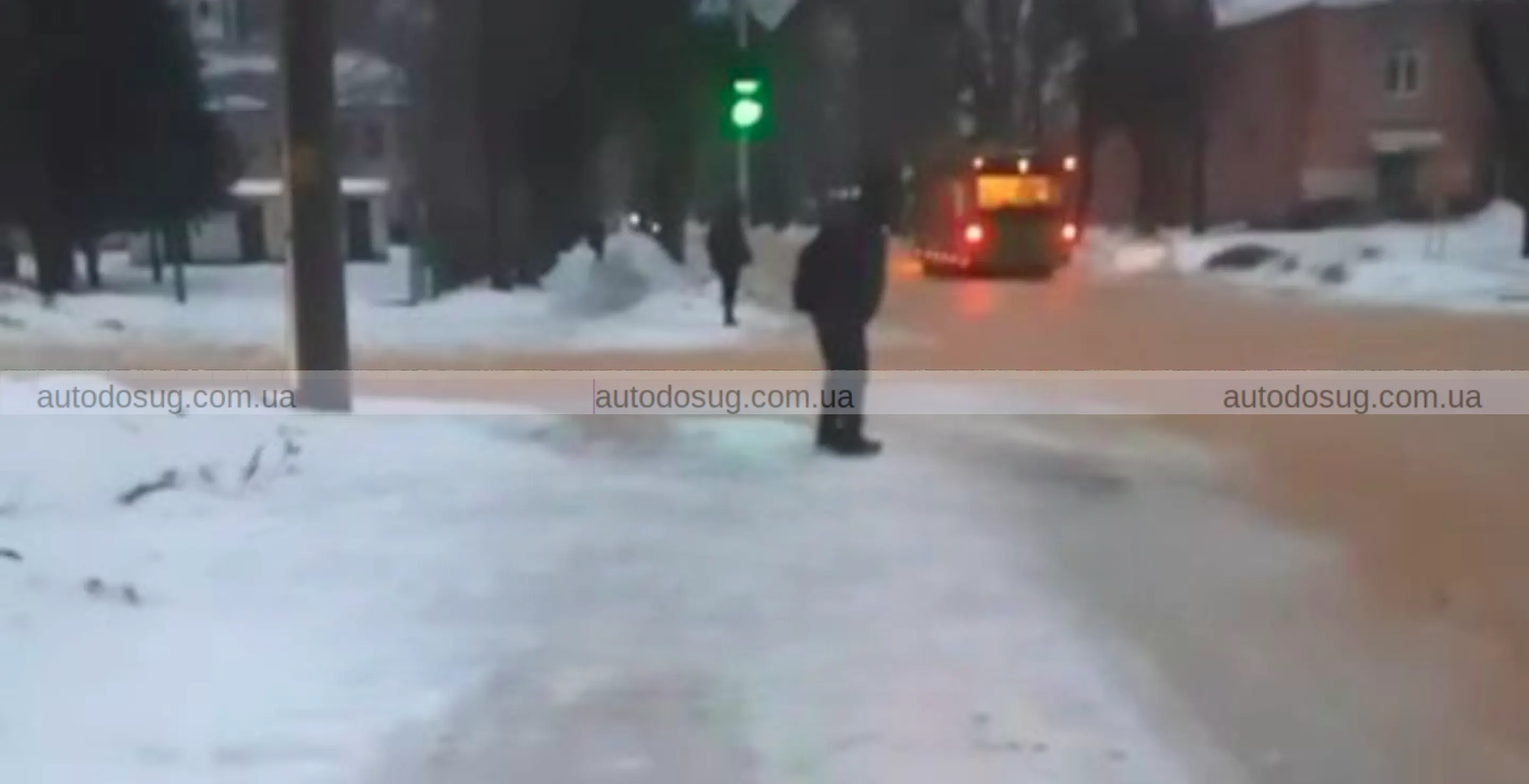 Харків бореться з крижаною пасткою для водіїв і пішоходів